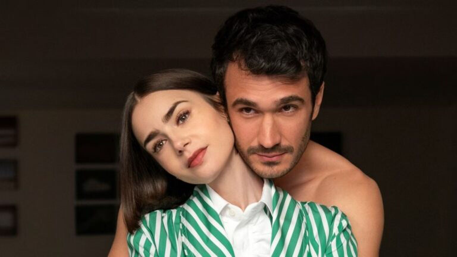 Emily die geknuffelt wordt door jongen.