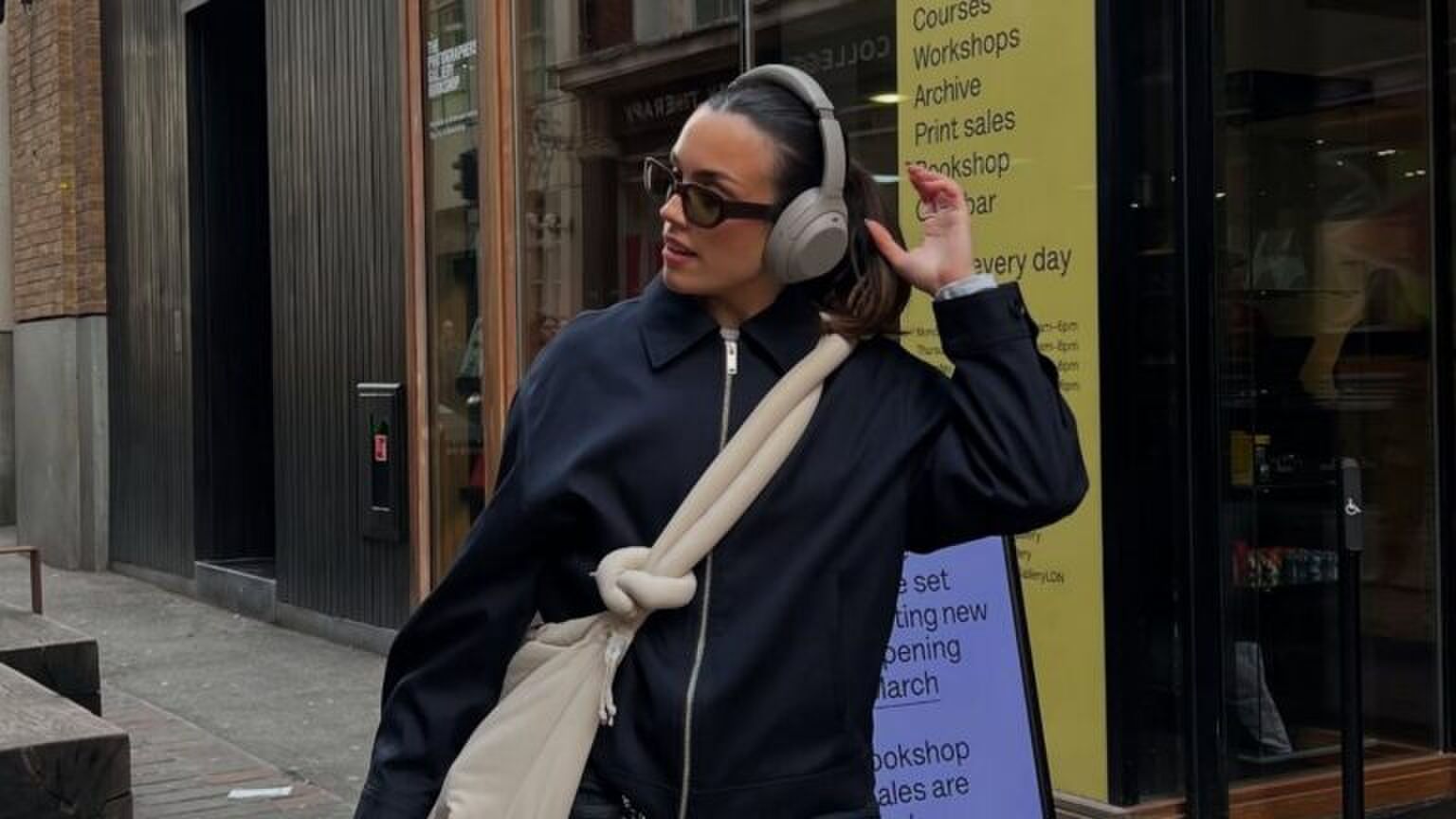 Meisje met een koptelefoon op.