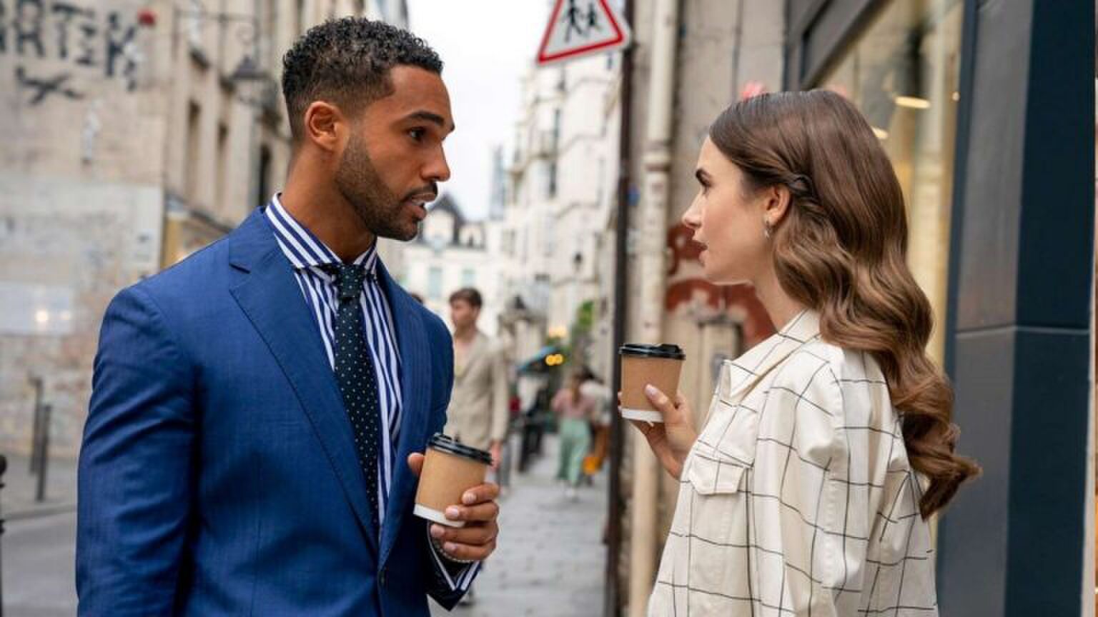 Emily en Alfie in Emily in Paris.