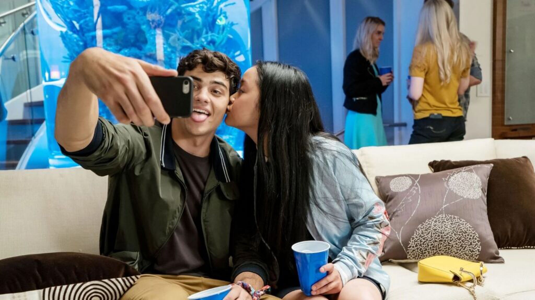 Peter en Lara Jean uit To All The Boys I Loved Before maken een foto samen.