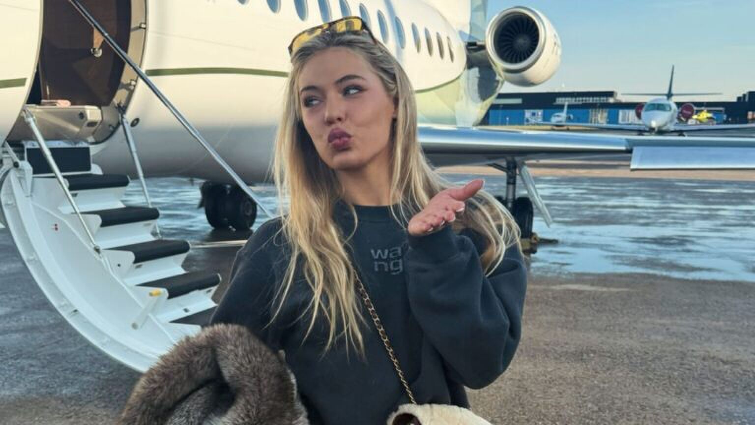 Jutta Leerdam poseert voor een foto.