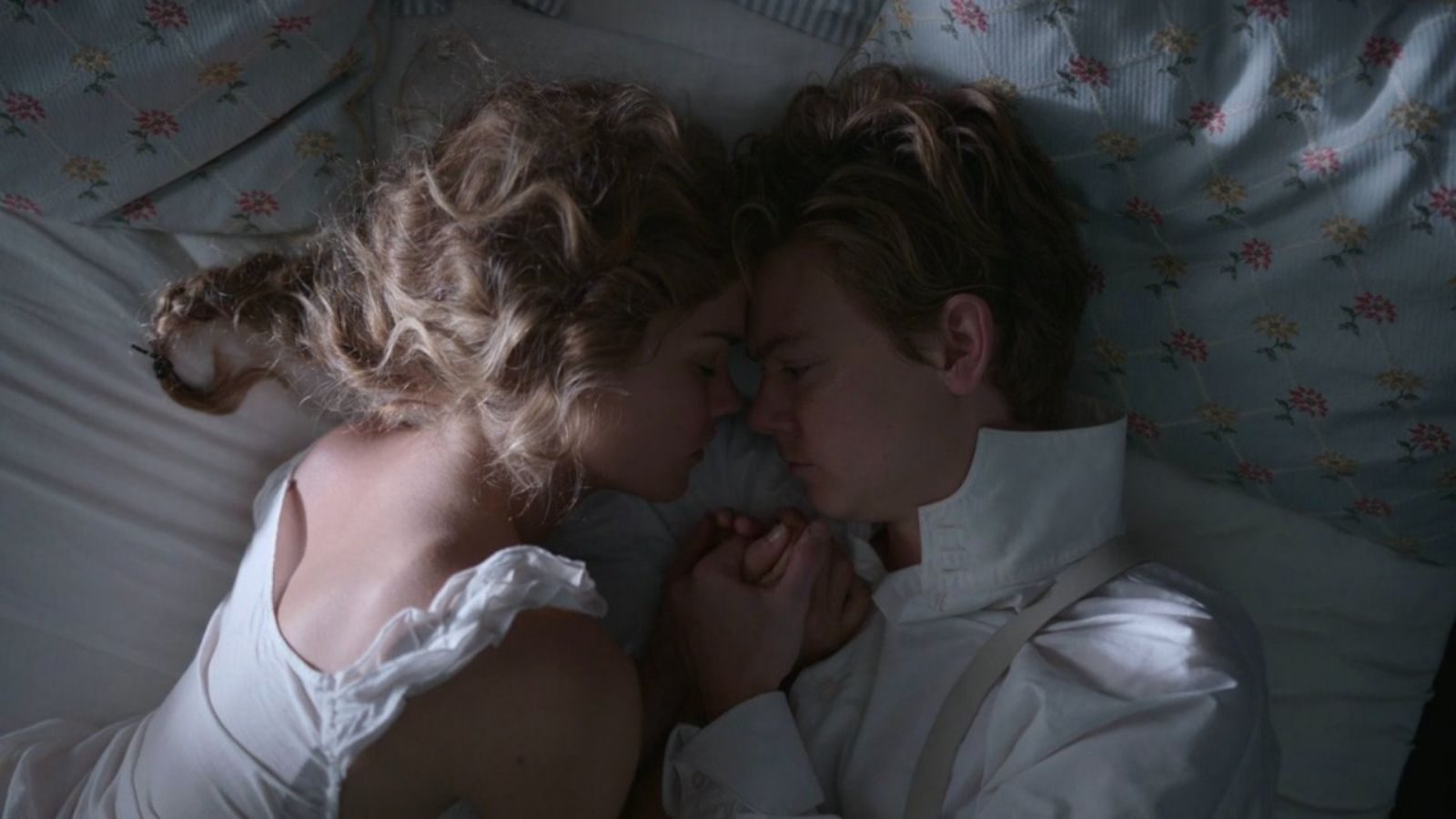 Sc&egrave;ne uit de serie: The Artful Dodger. De twee hoofdrolspelers, Jack en Belle, liggen knuffelend op bed.