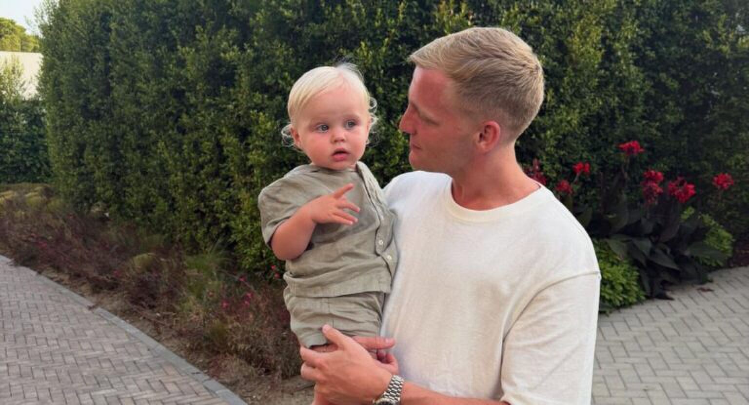 Donny van de Beek met zijn kindje.