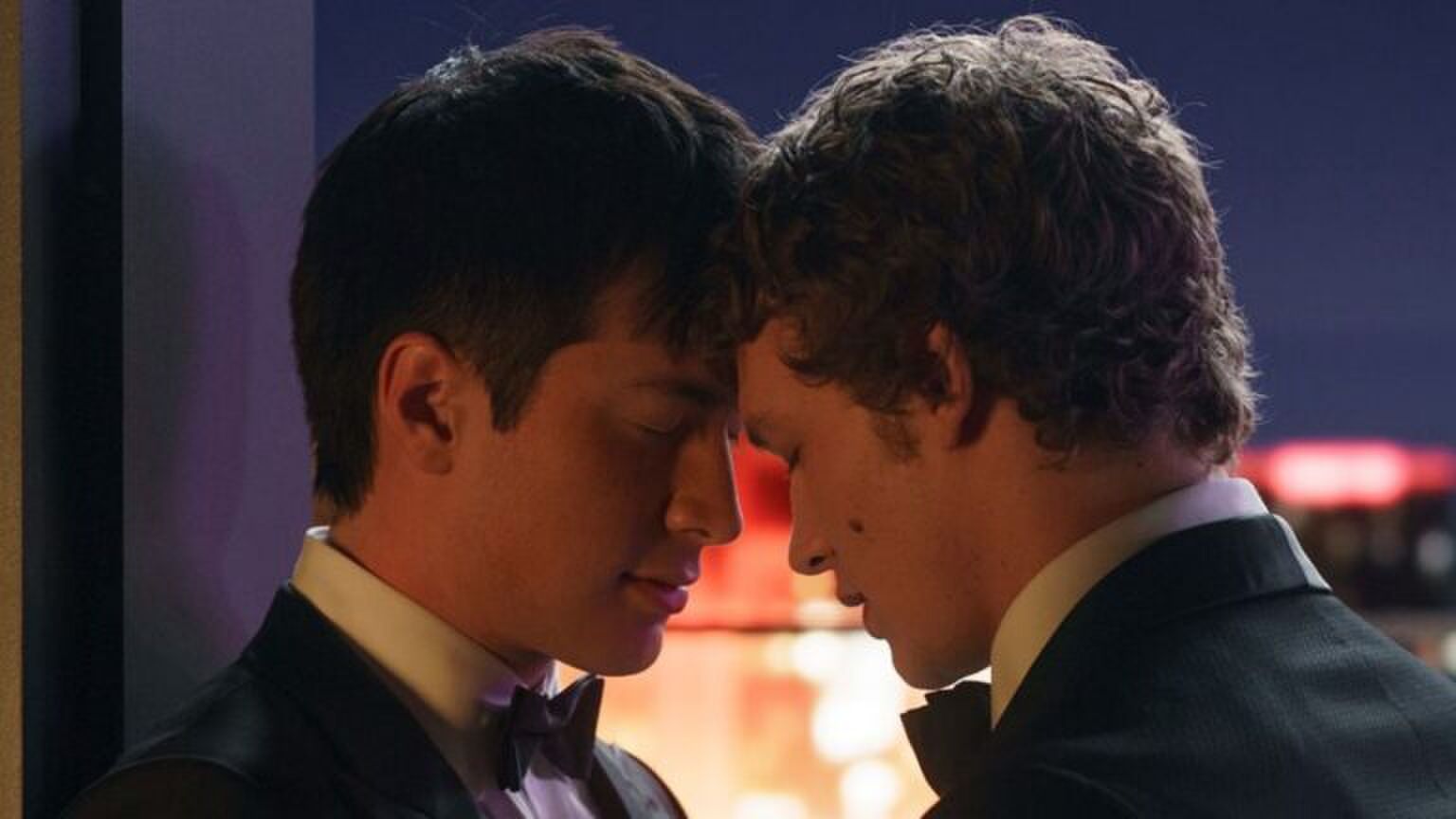 Twee mannen in pak staan met hun voorhoofden tegen elkaar aan.