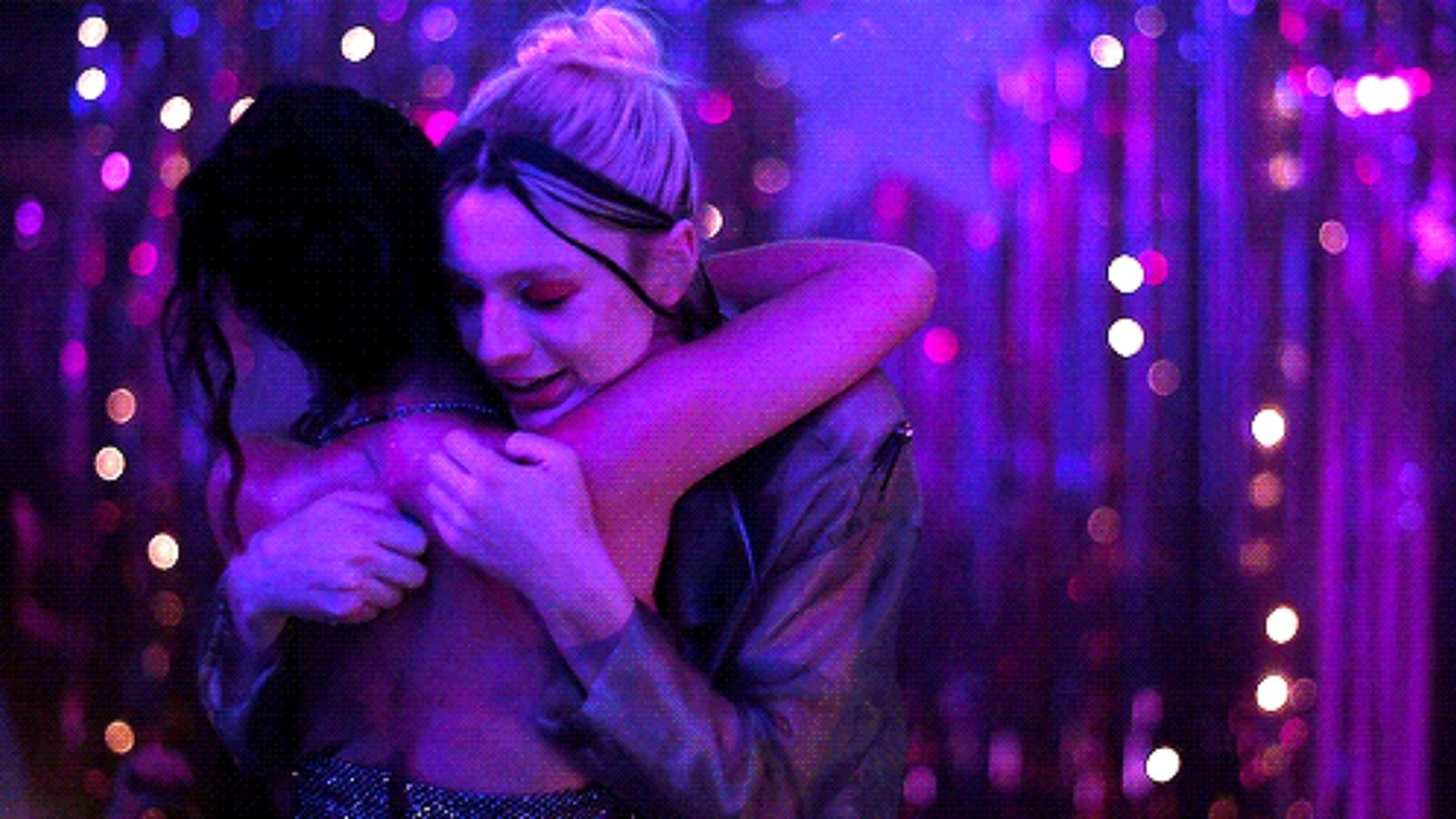 Foto van Jules en Maddy uit Euphoria, die elkaar een knuffel geven.