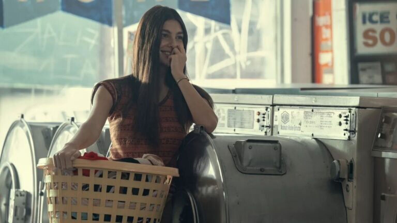 Camila in de wasserette.