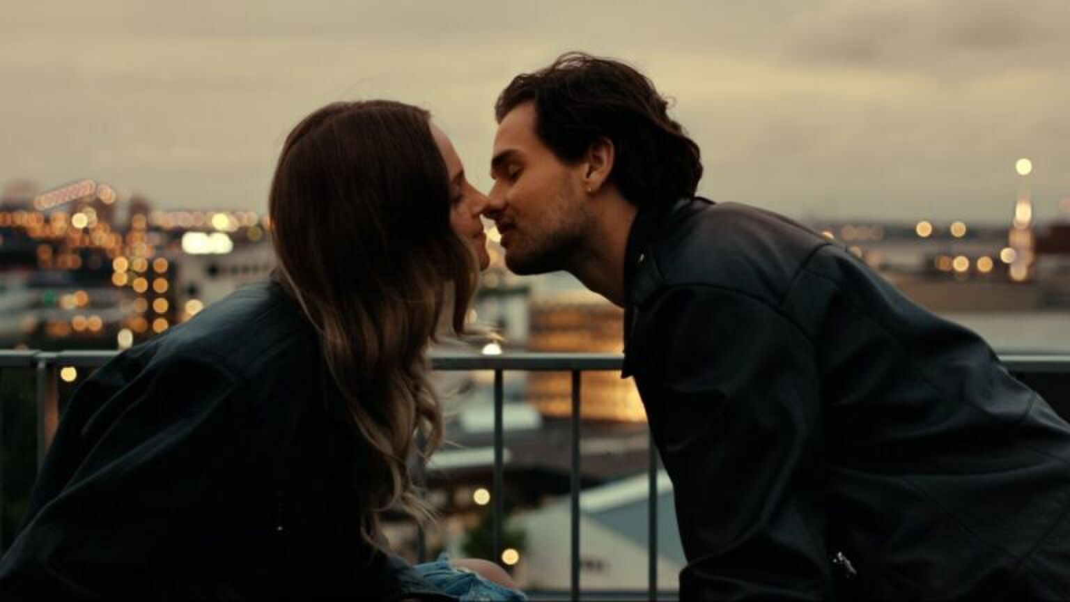 Man en vrouw kussen elkaar.