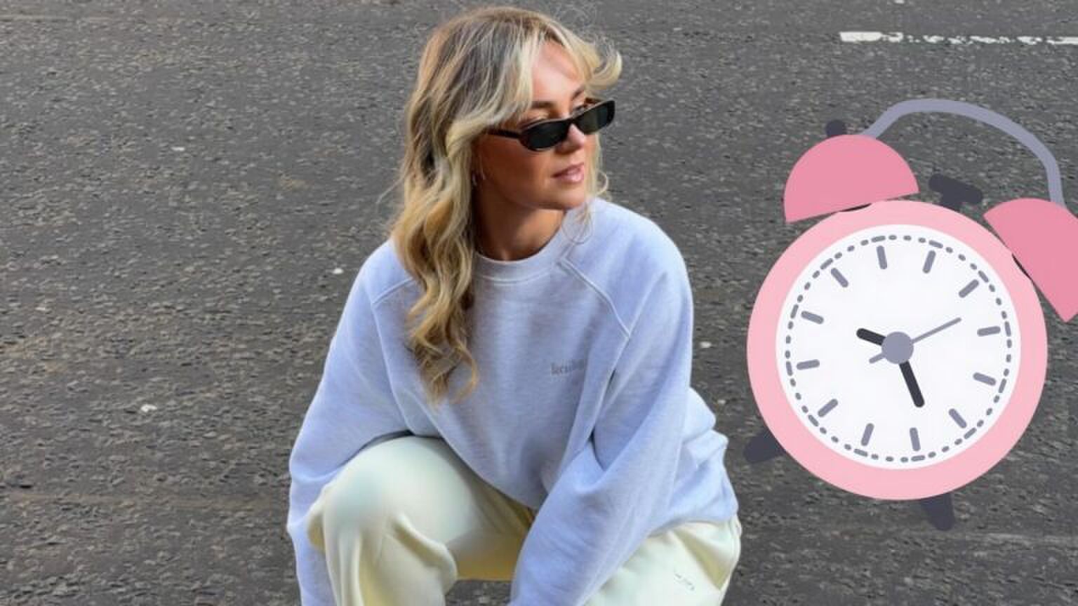 Een influencer poseert voor een foto op straat.