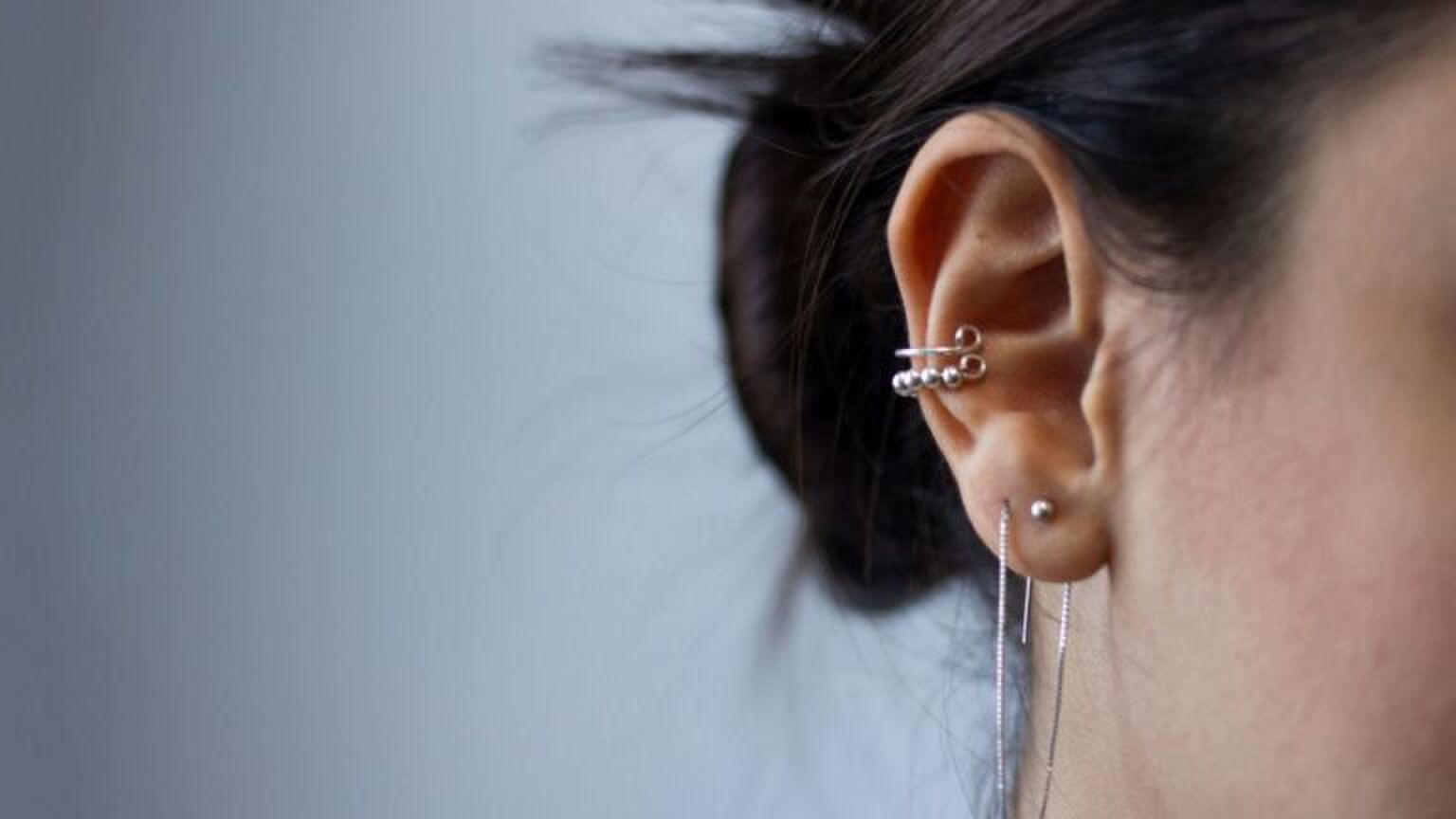 Oor met piercings.