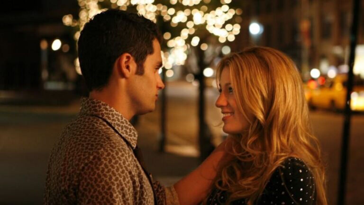 Een man en vrouw maken oogcontact met elkaar.