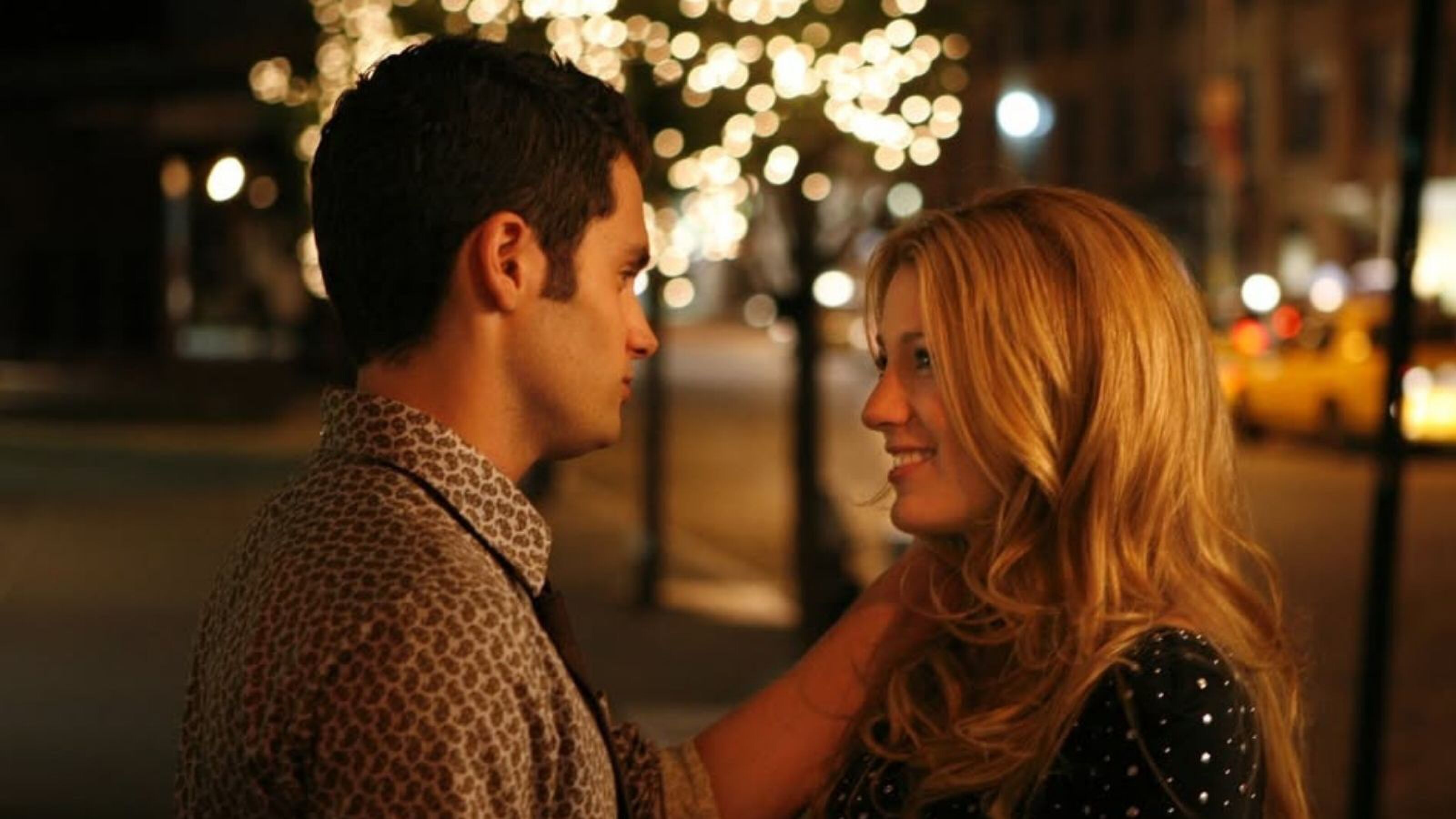 Een man en vrouw maken oogcontact met elkaar.