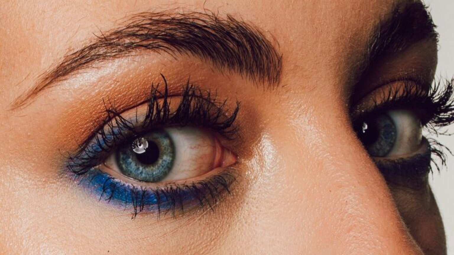 Meisje met blauwe oogschaduw.