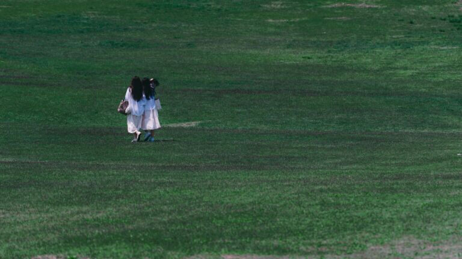 Twee vrouwen in het gras