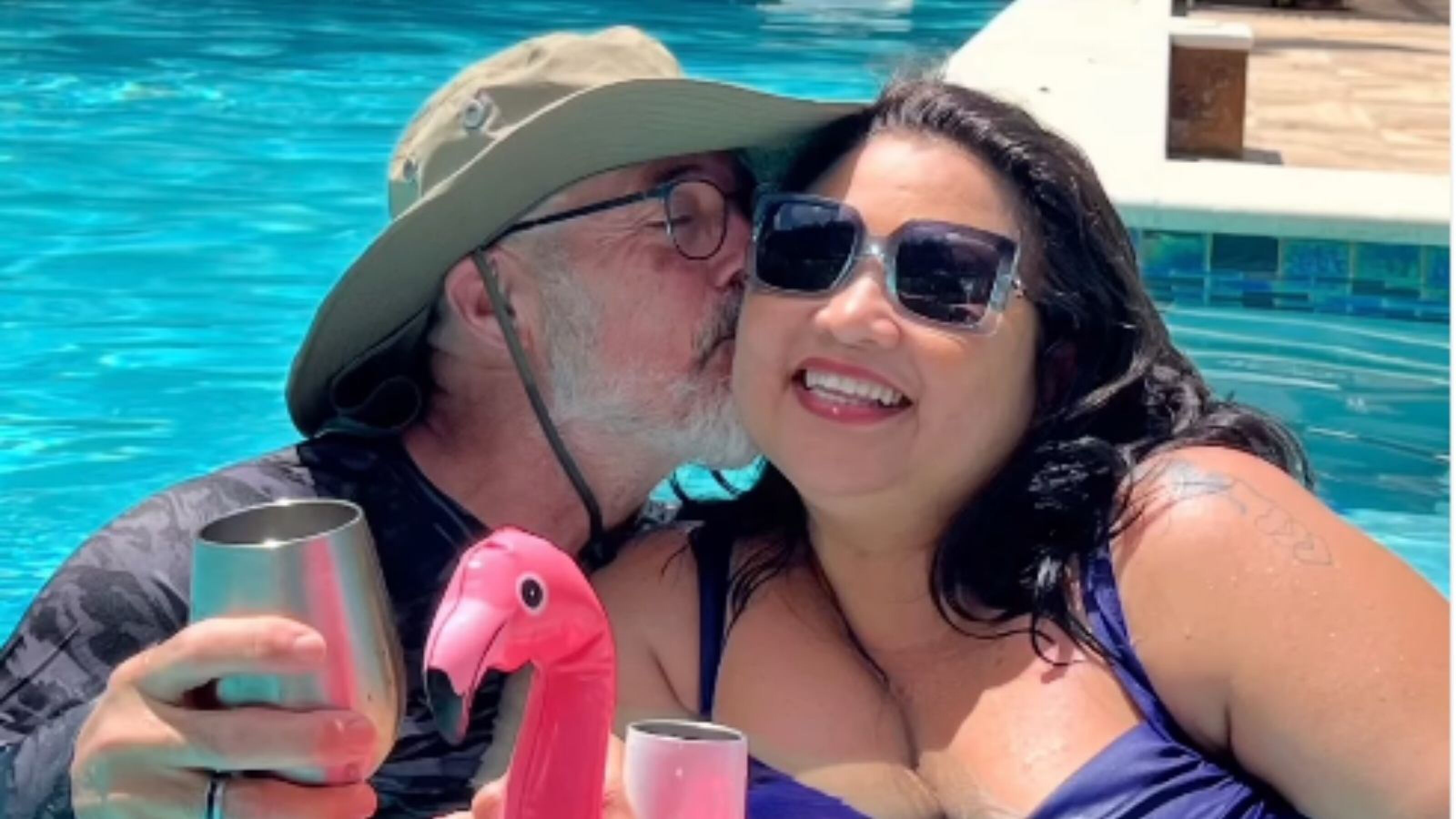 Robin en Pearl samen in een zwembad in Suriname