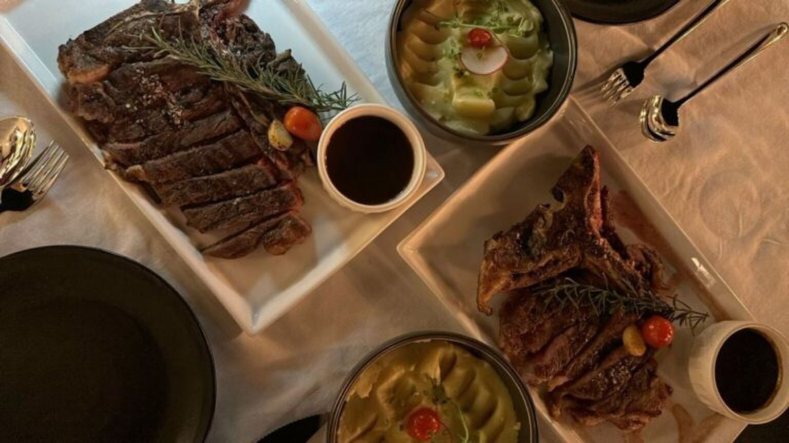 Stukje tournedos op verschillende borden.