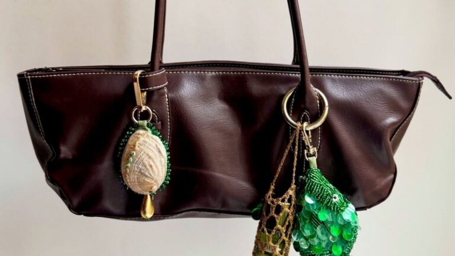 Een tas vol met bag charms.