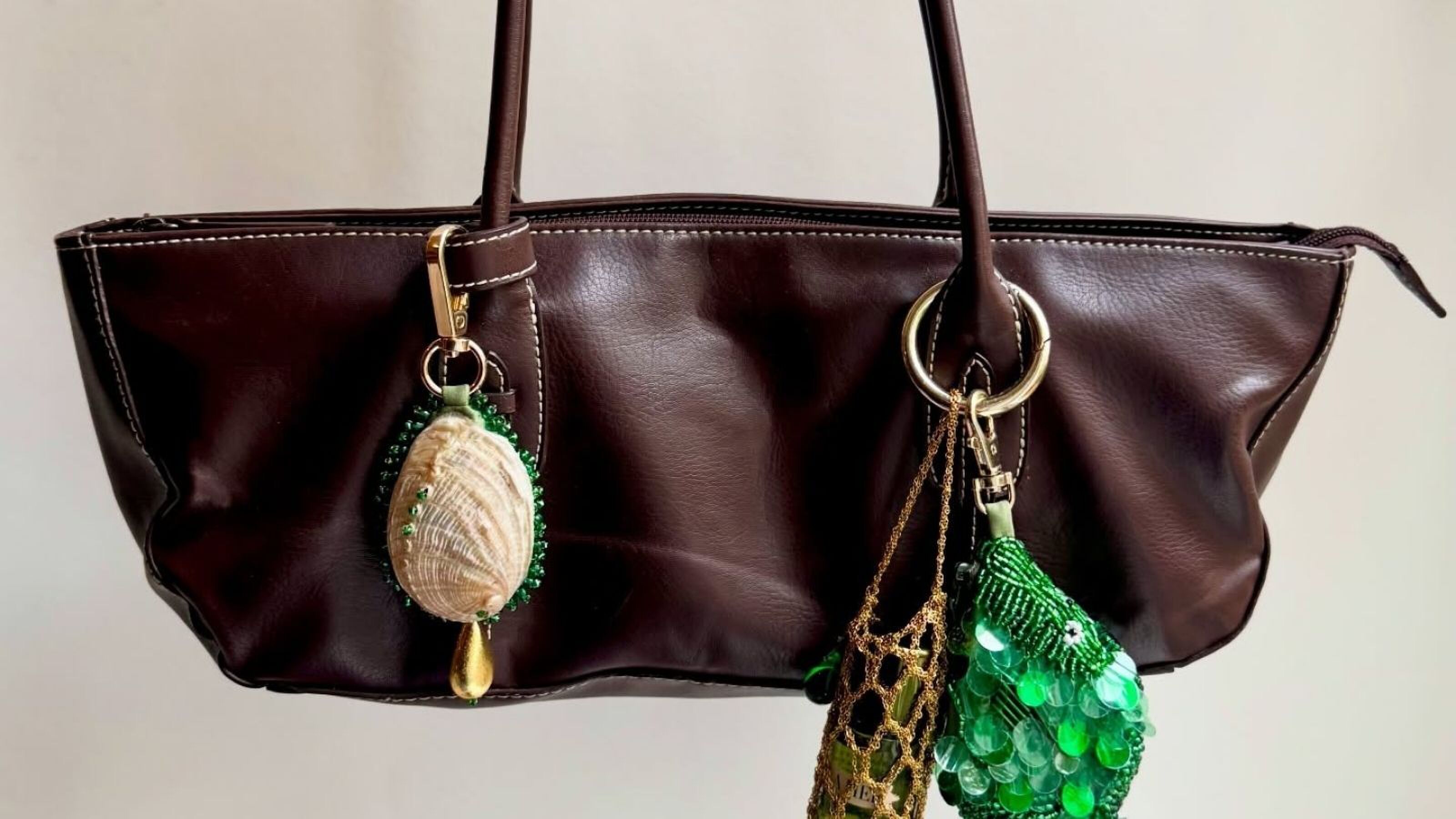 Een tas vol met bag charms.