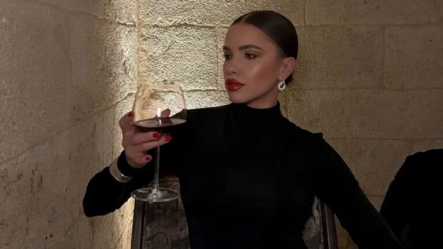 vrouw in een restaurant met een glas wijn