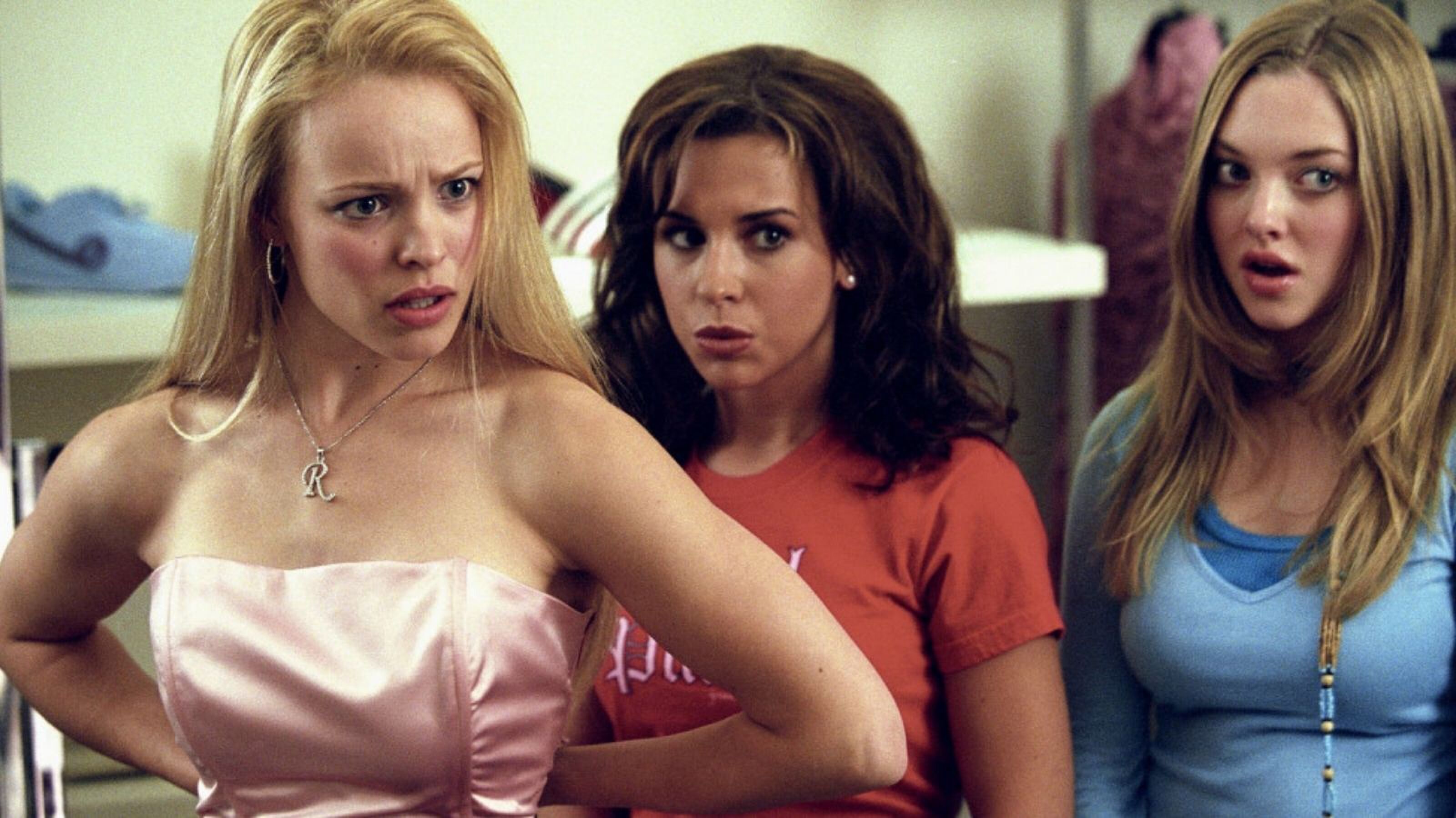 Meisje die boos kijkt met twee andere meiden.