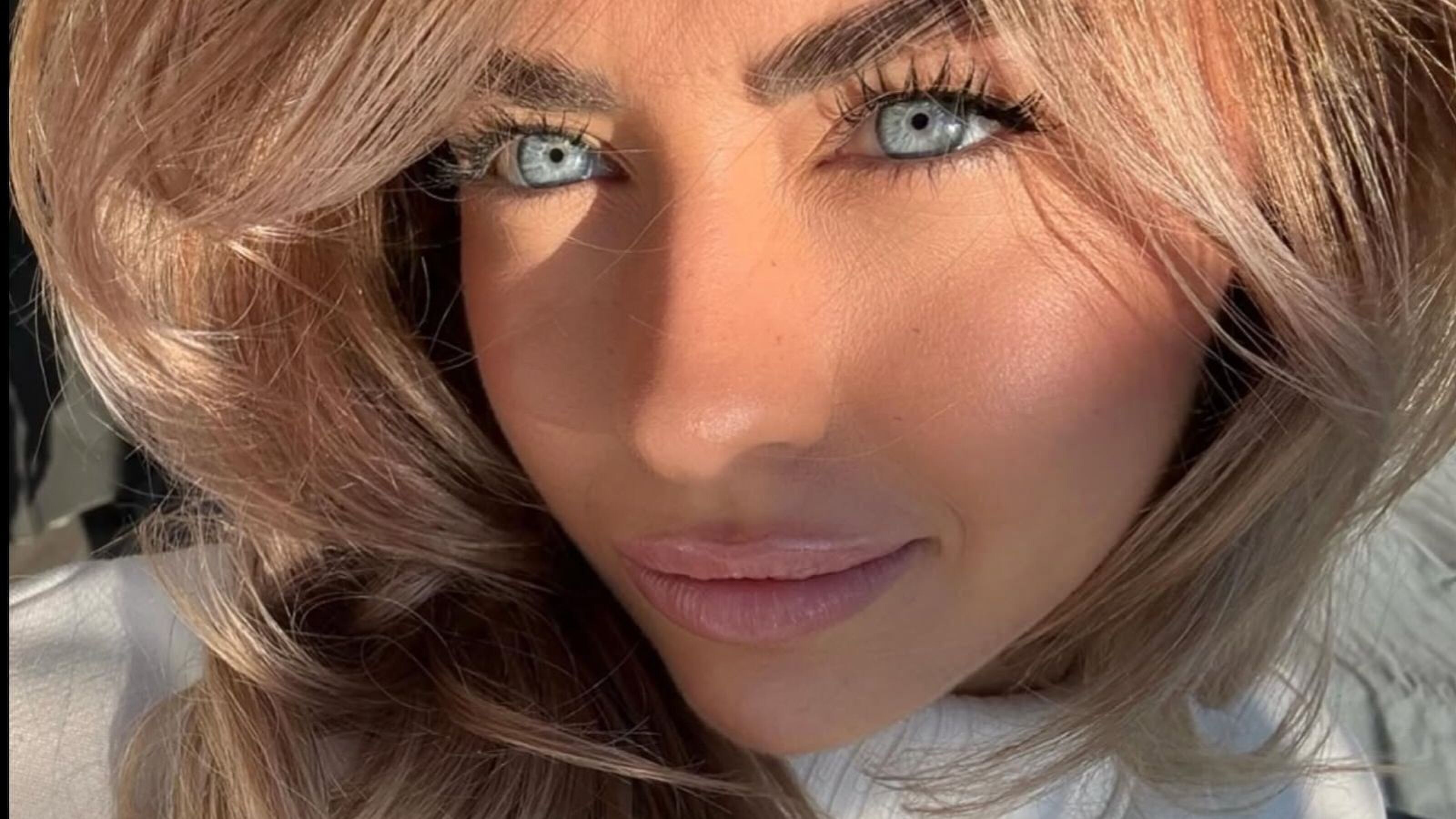 Vrouw met heldere, blauwe ogen