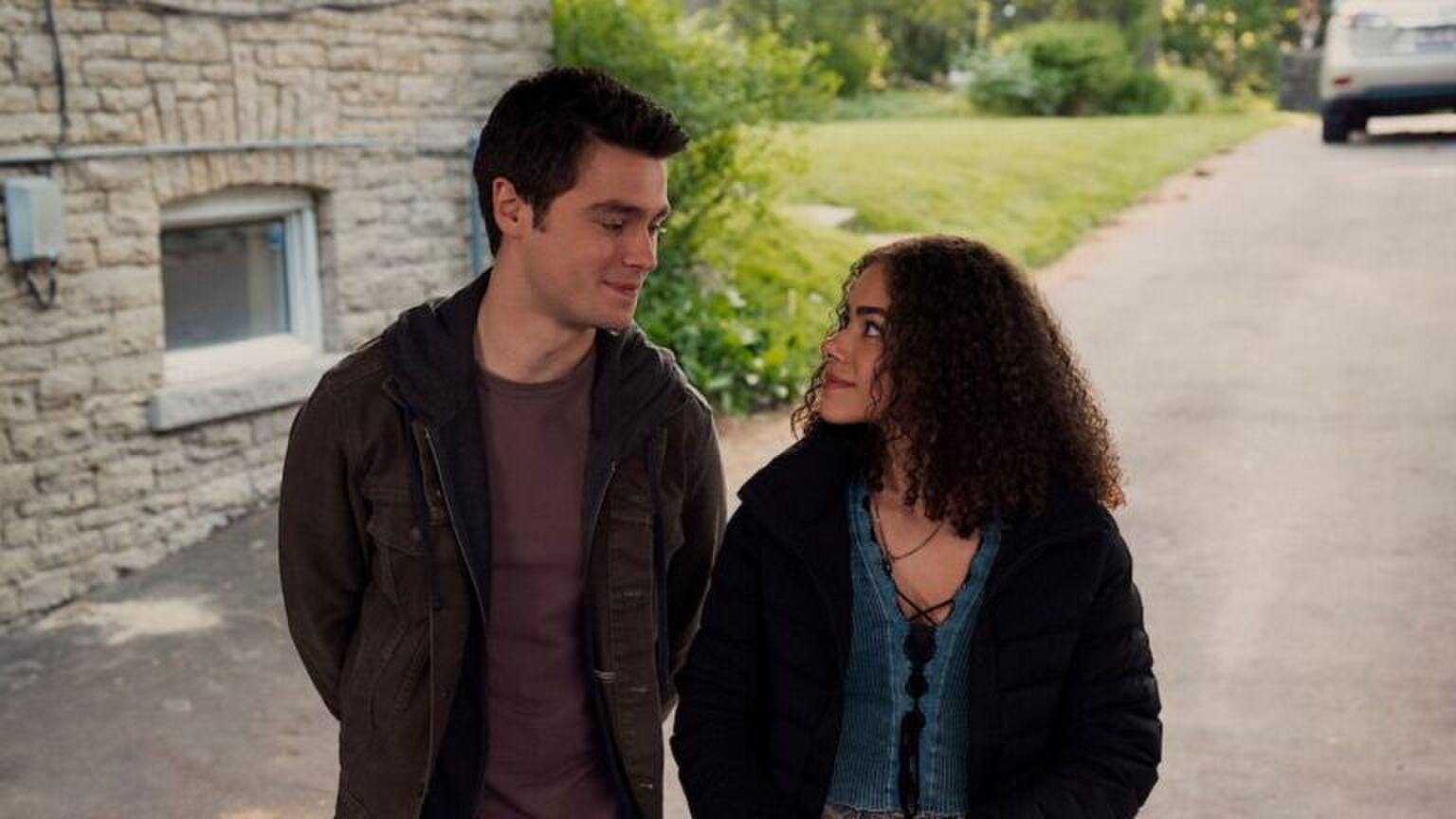 Scène uit Ginny and Georgia. Een jongen en een meisje kijken verliefd naar elkaar.