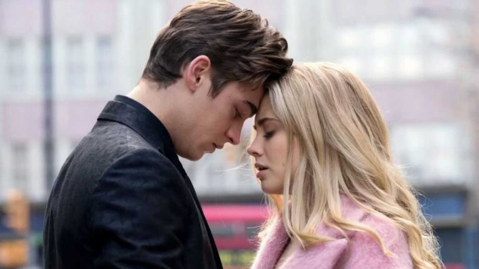 Hardin en Tessa steunen met elkaars voorhoofd tegen elkaar aan.