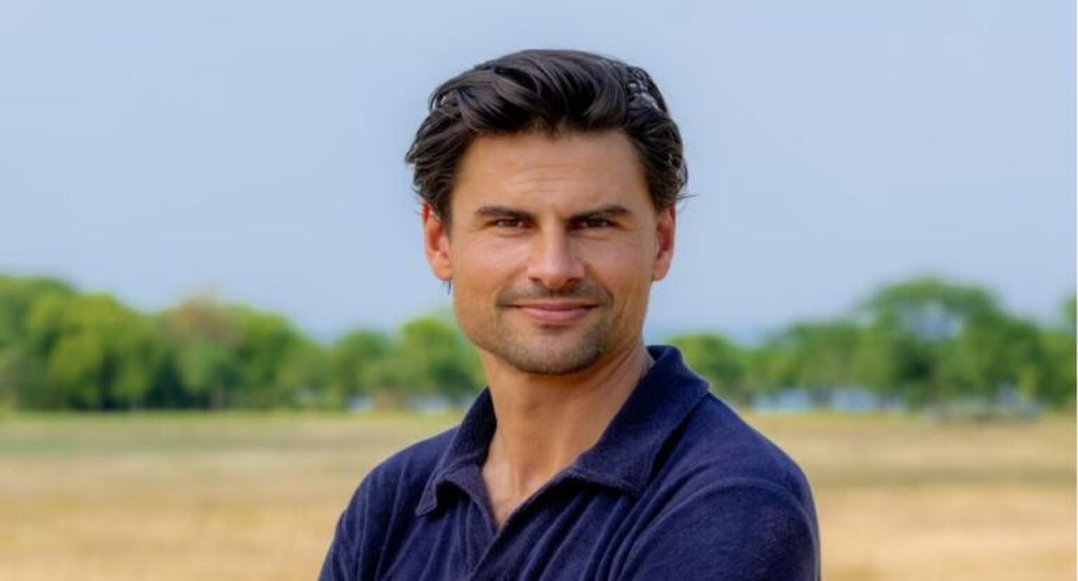 Milan voor de Savanne voor het programma Wie is de Mol?