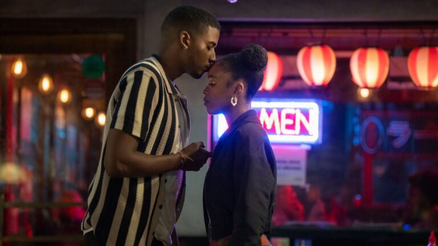 Een man kust een meisje op haar voorhoofd.