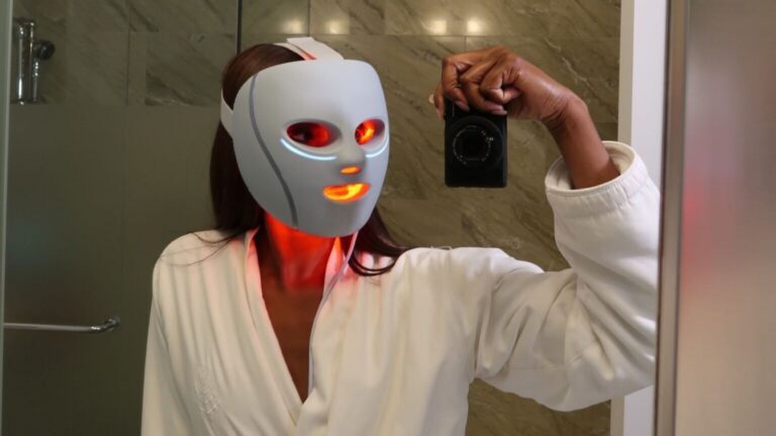 Vrouw met LED-gezichtsmasker.