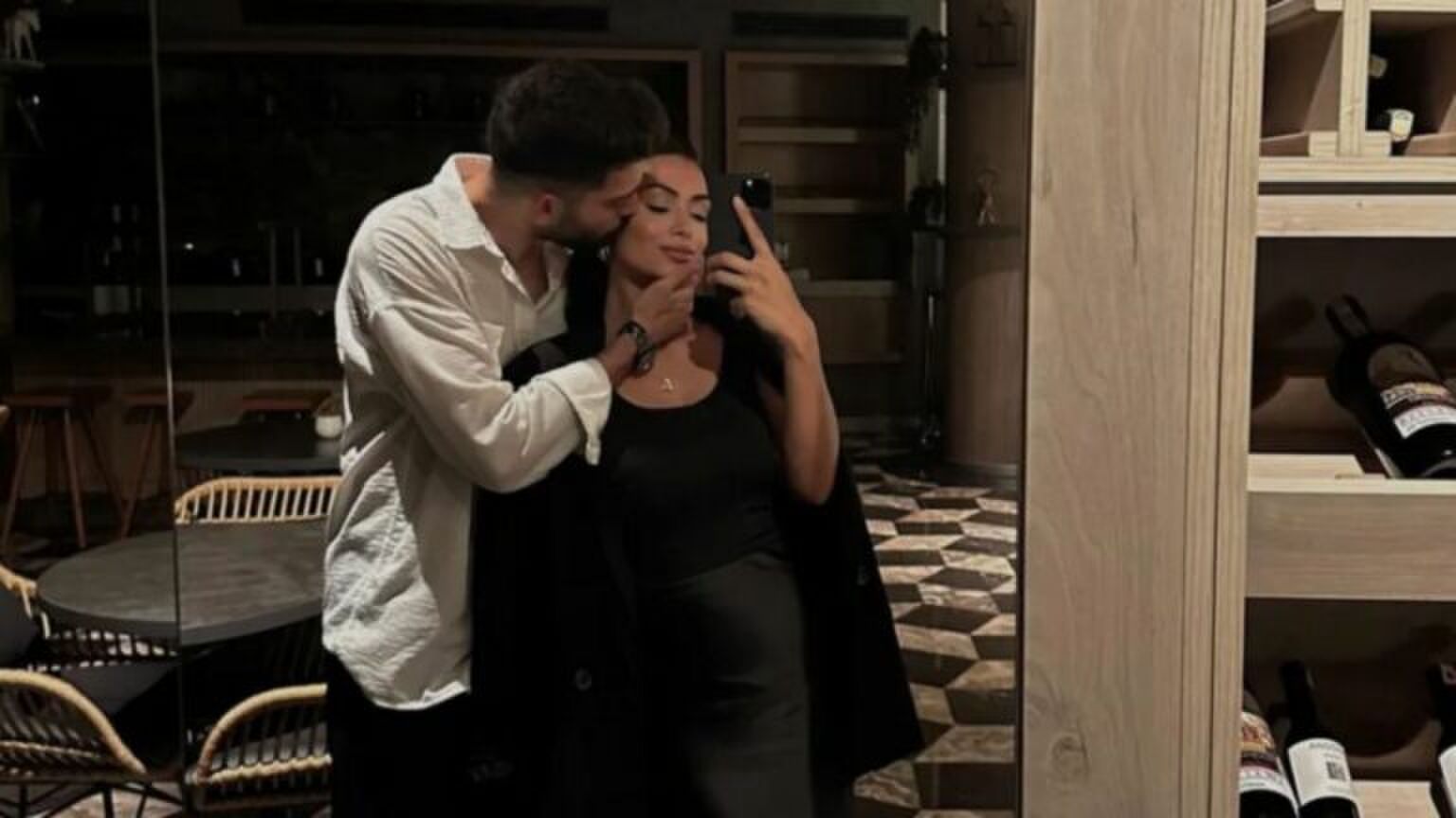 Koppel dat een spiegelfoto maakt