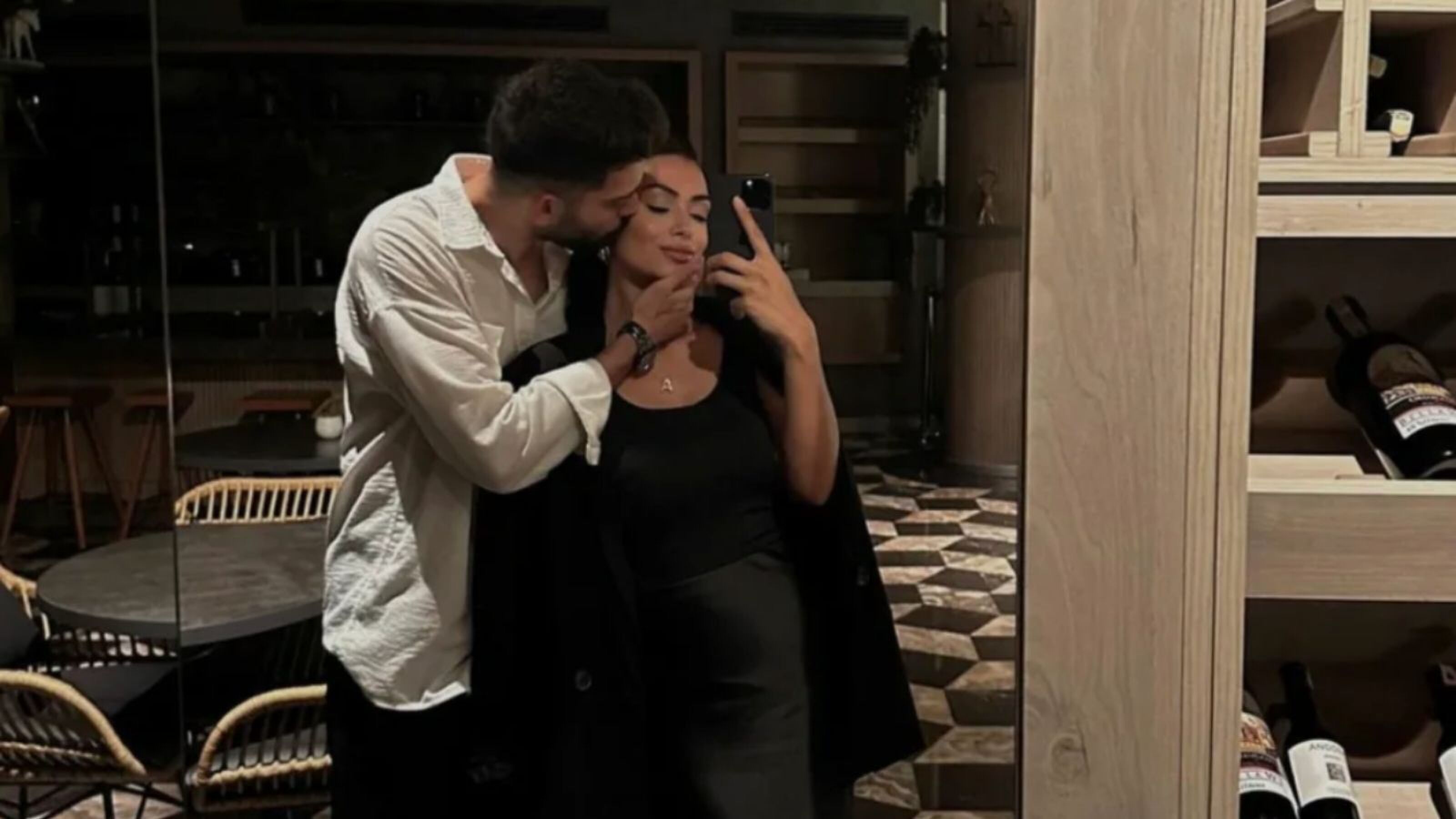 Koppel dat een spiegelfoto maakt