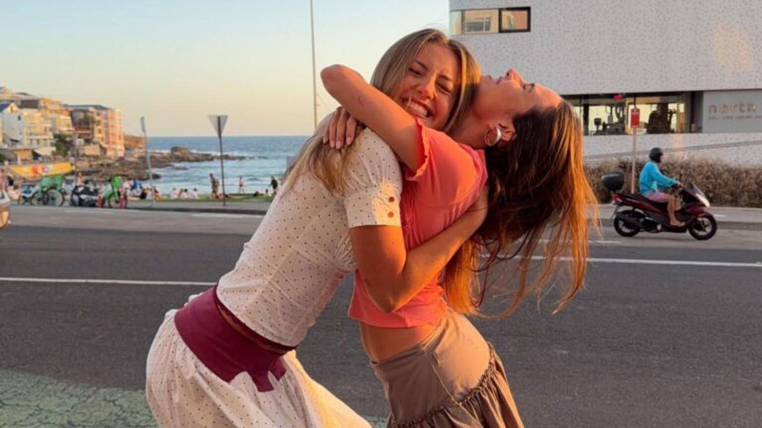 Twee meiden knuffelen elkaar.