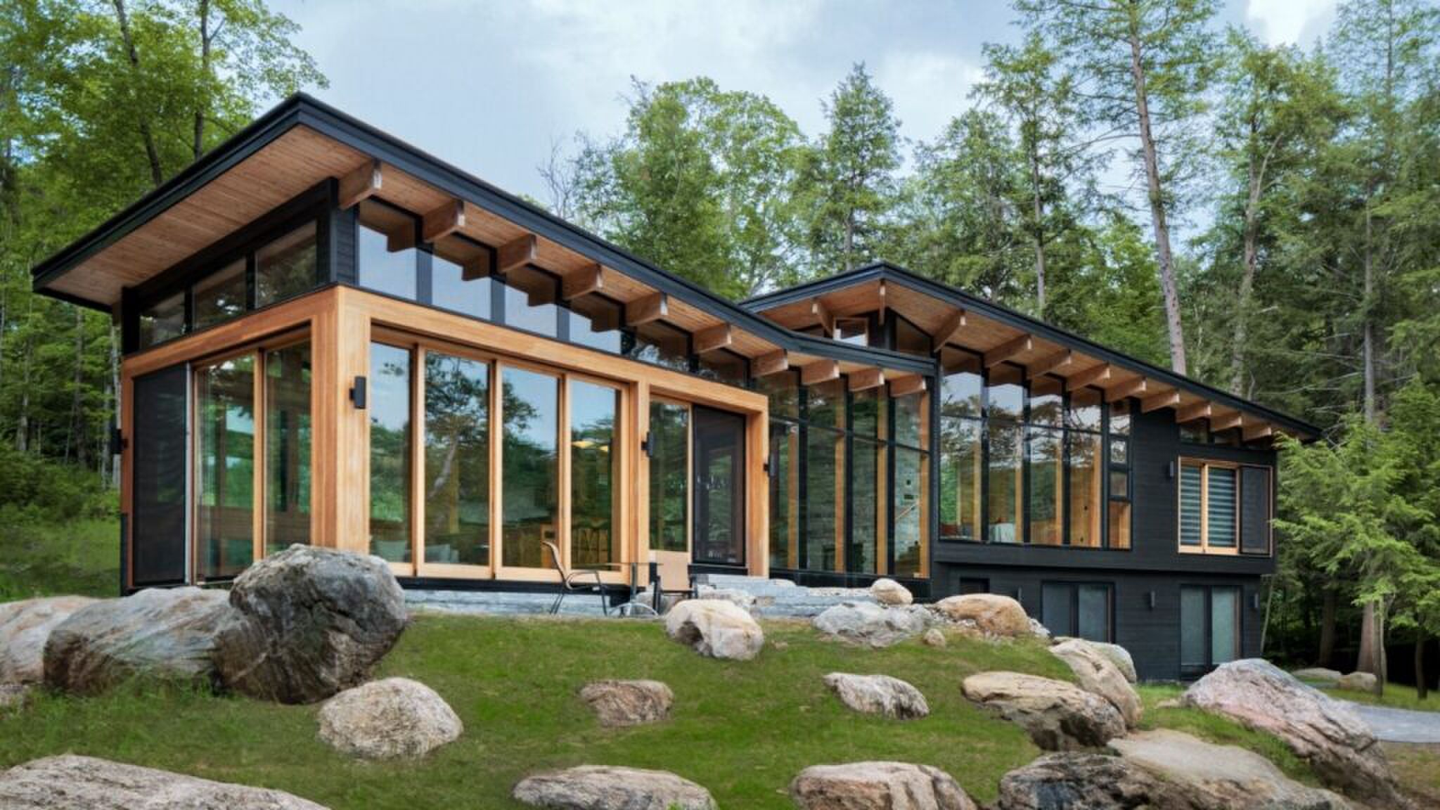 Foto van het boshuis uit de serie: Heated Rivalry.