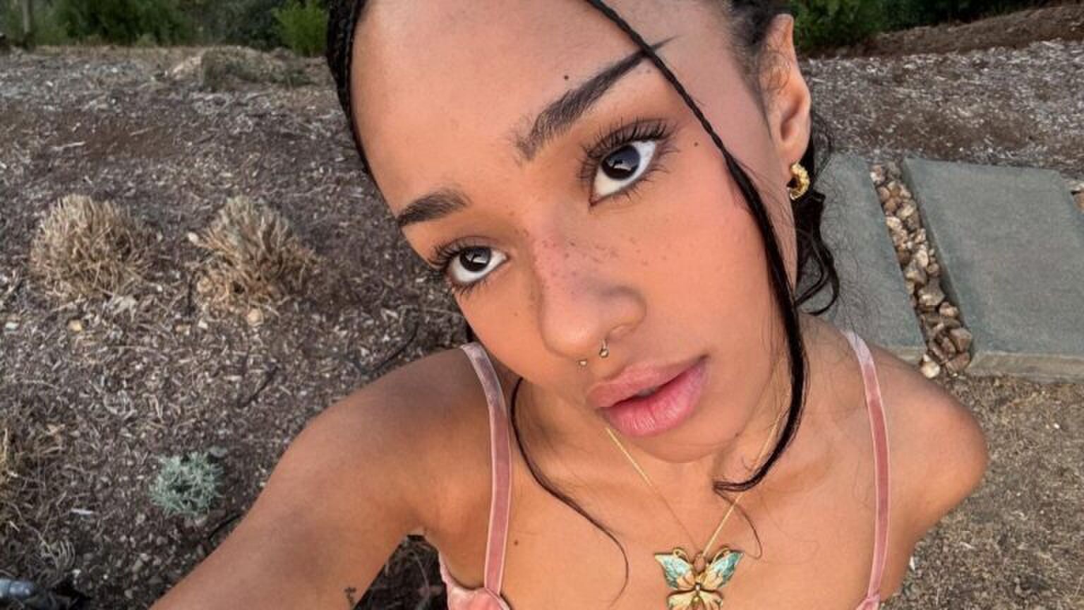 Foto van zangeres Manon Meret uit de girlband Katseye.