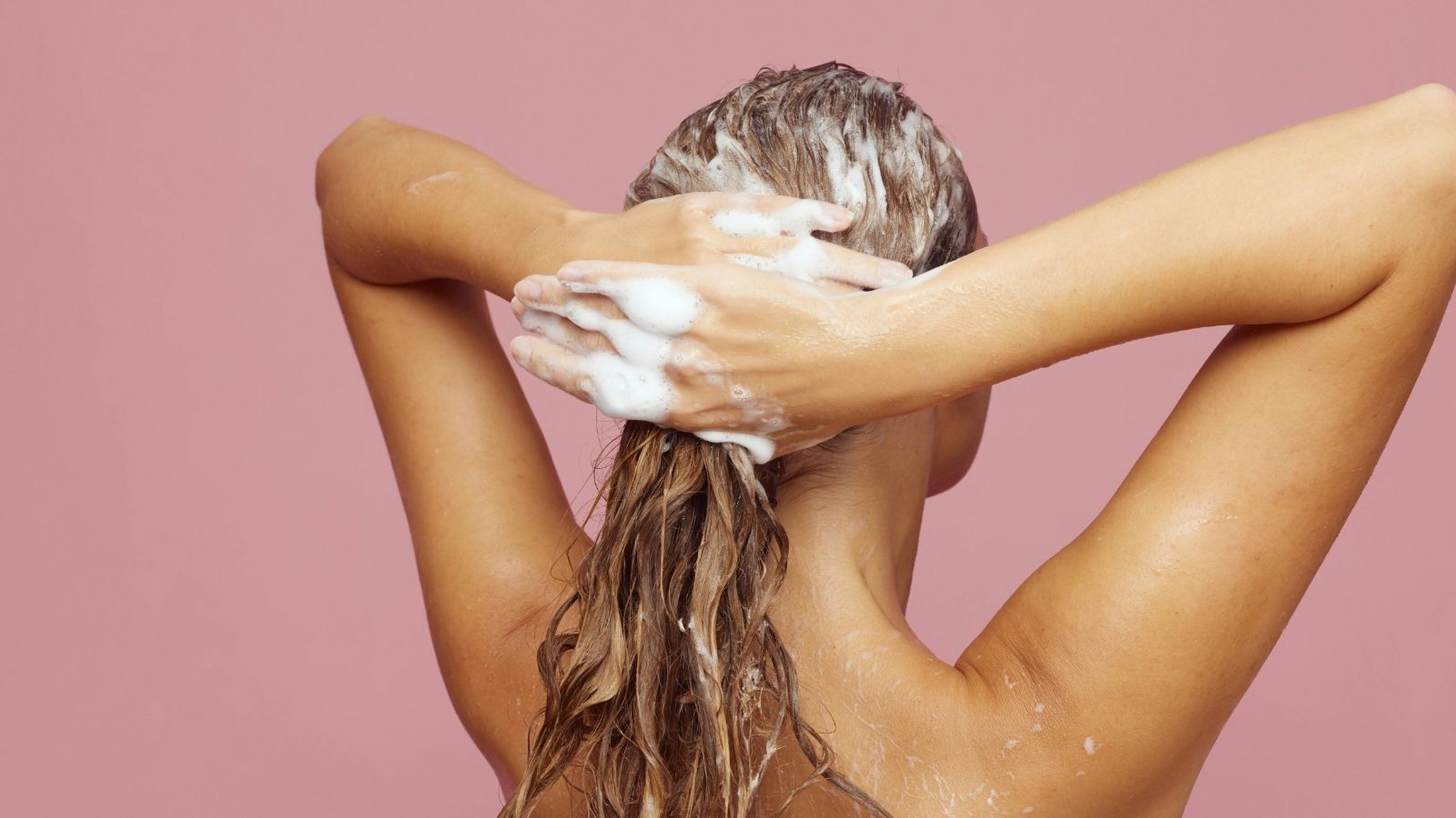 Meisje met zeep in haar haren.