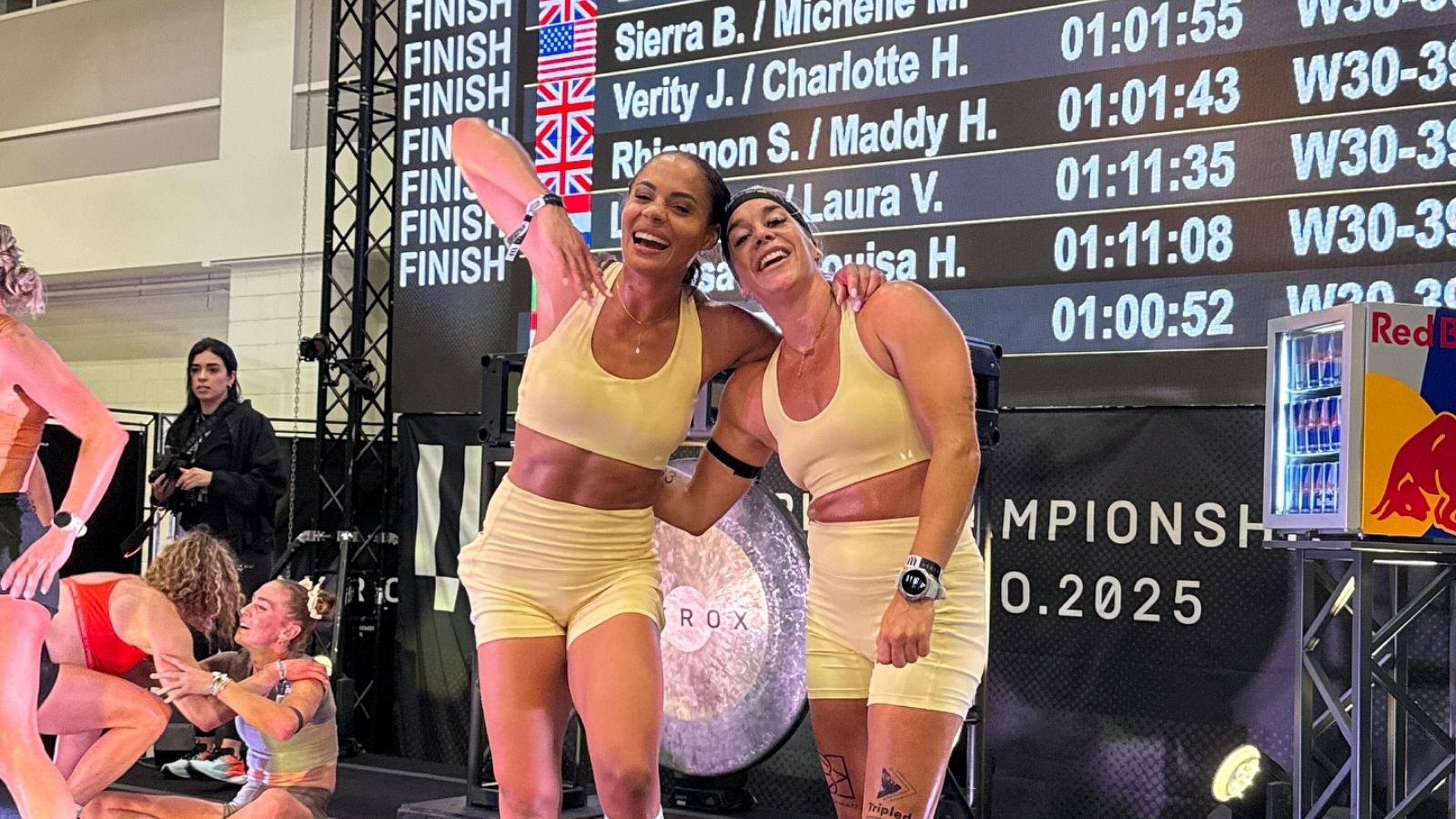 Twee meiden doe mee aan een HYROX.