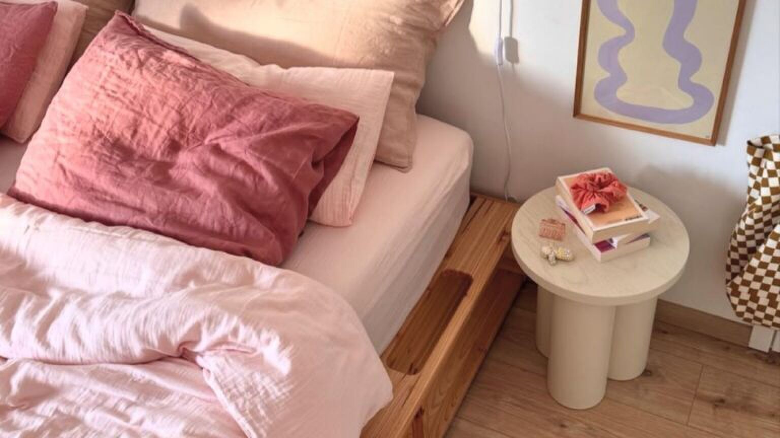 Bed met roze beddengoed.
