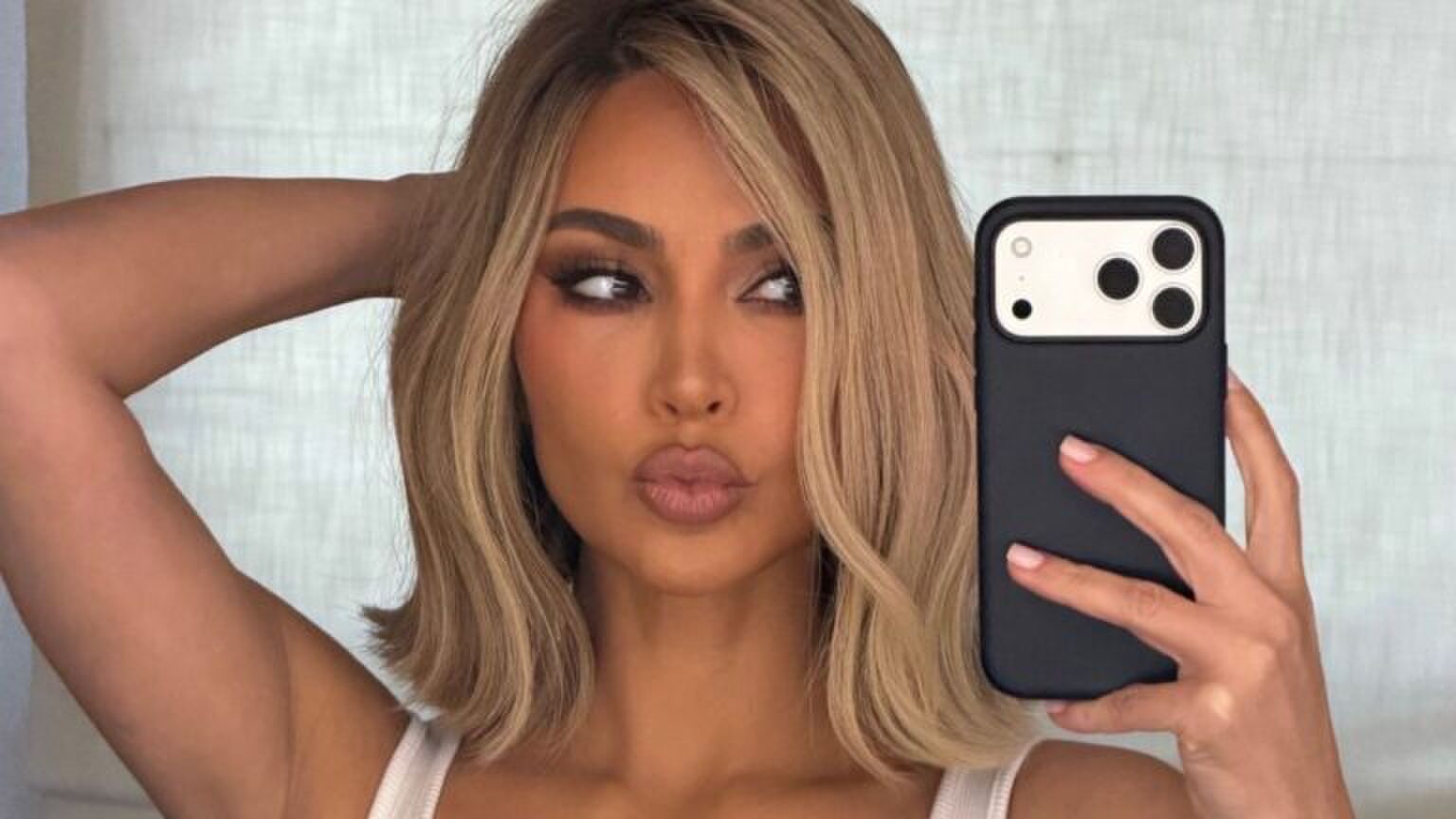 Selfie van Kim Kardashian in de badkamer.