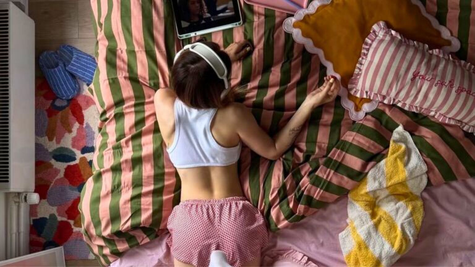 Meisje ligt op bed in haar slaapkamer.