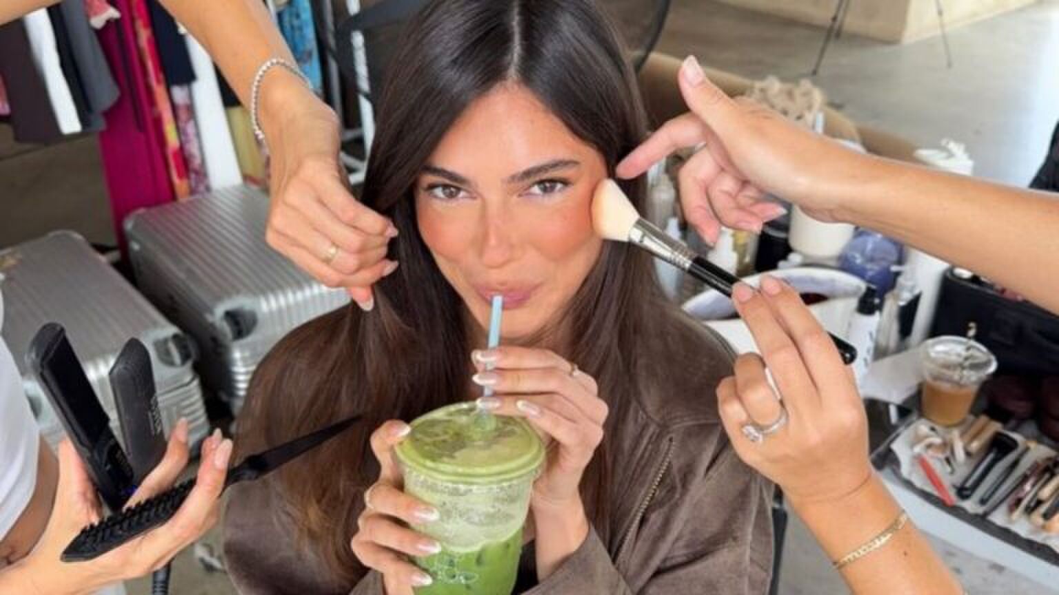 Meisje met make-up kwasten en een matcha.