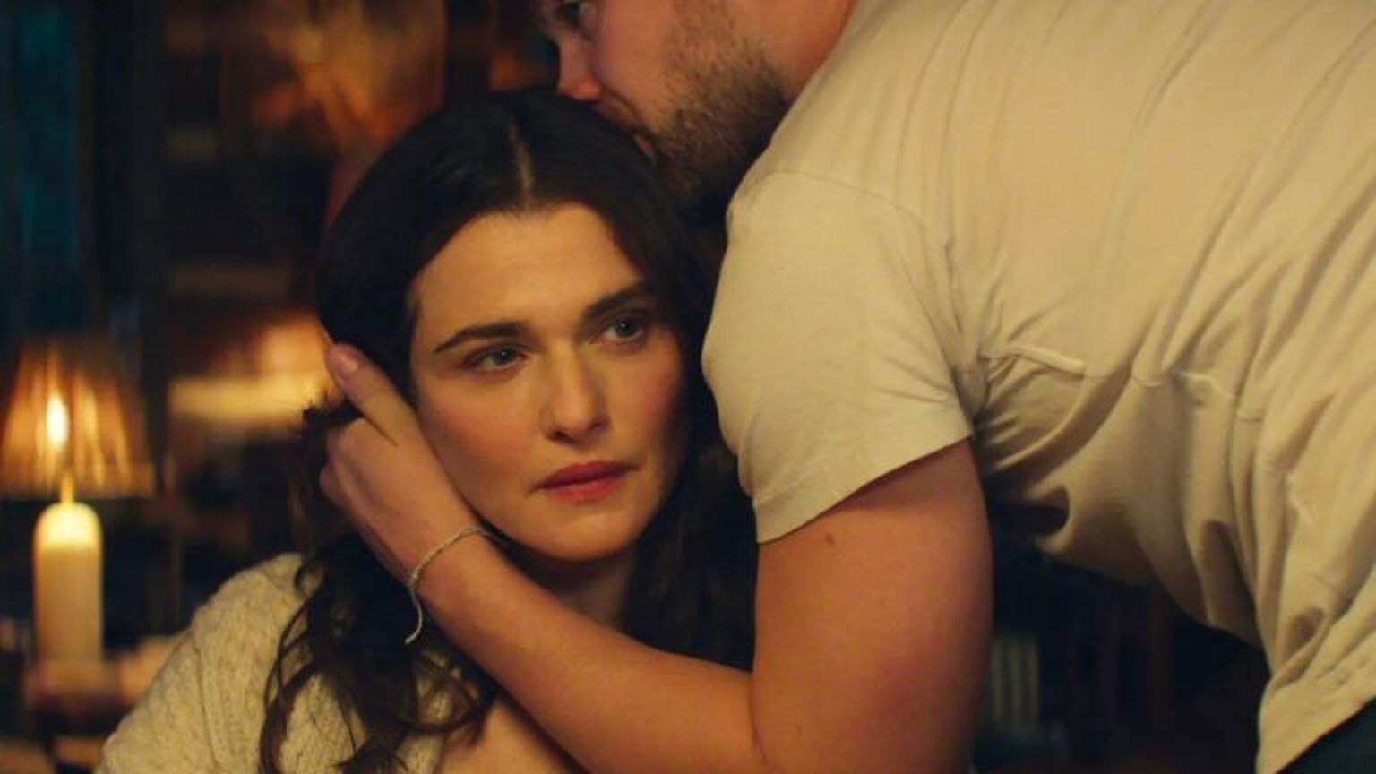 Vrouw wordt gekust op haar hoofd door een man.