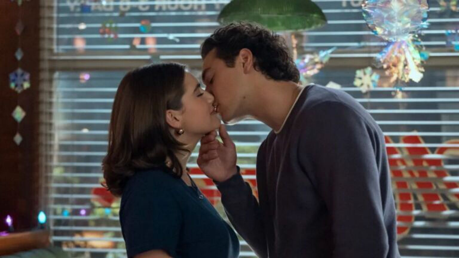 De twee hoofdpersonages van Off Campus zoenen met elkaar.