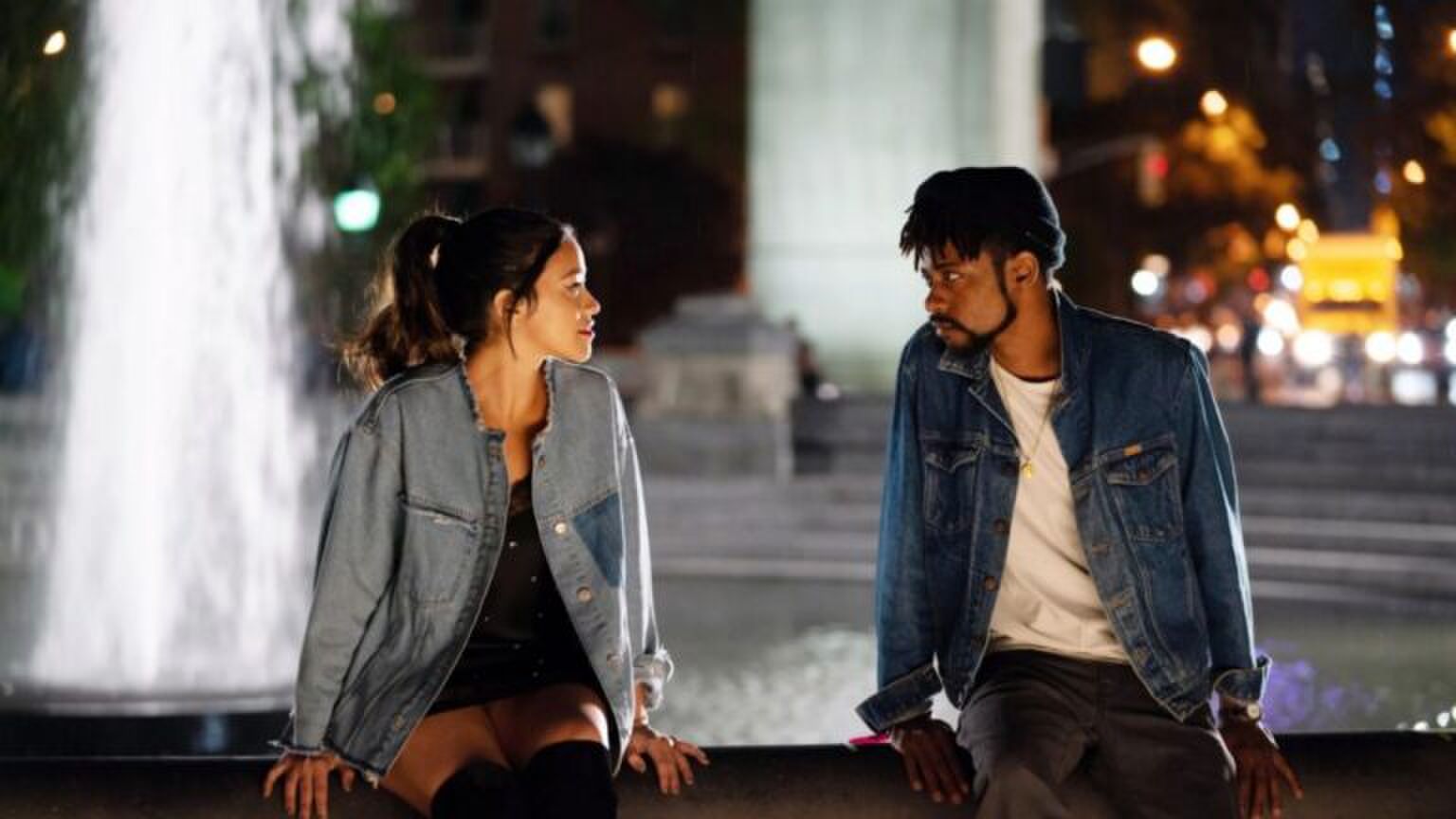 Twee exen zitten naast elkaar bij een fontein.