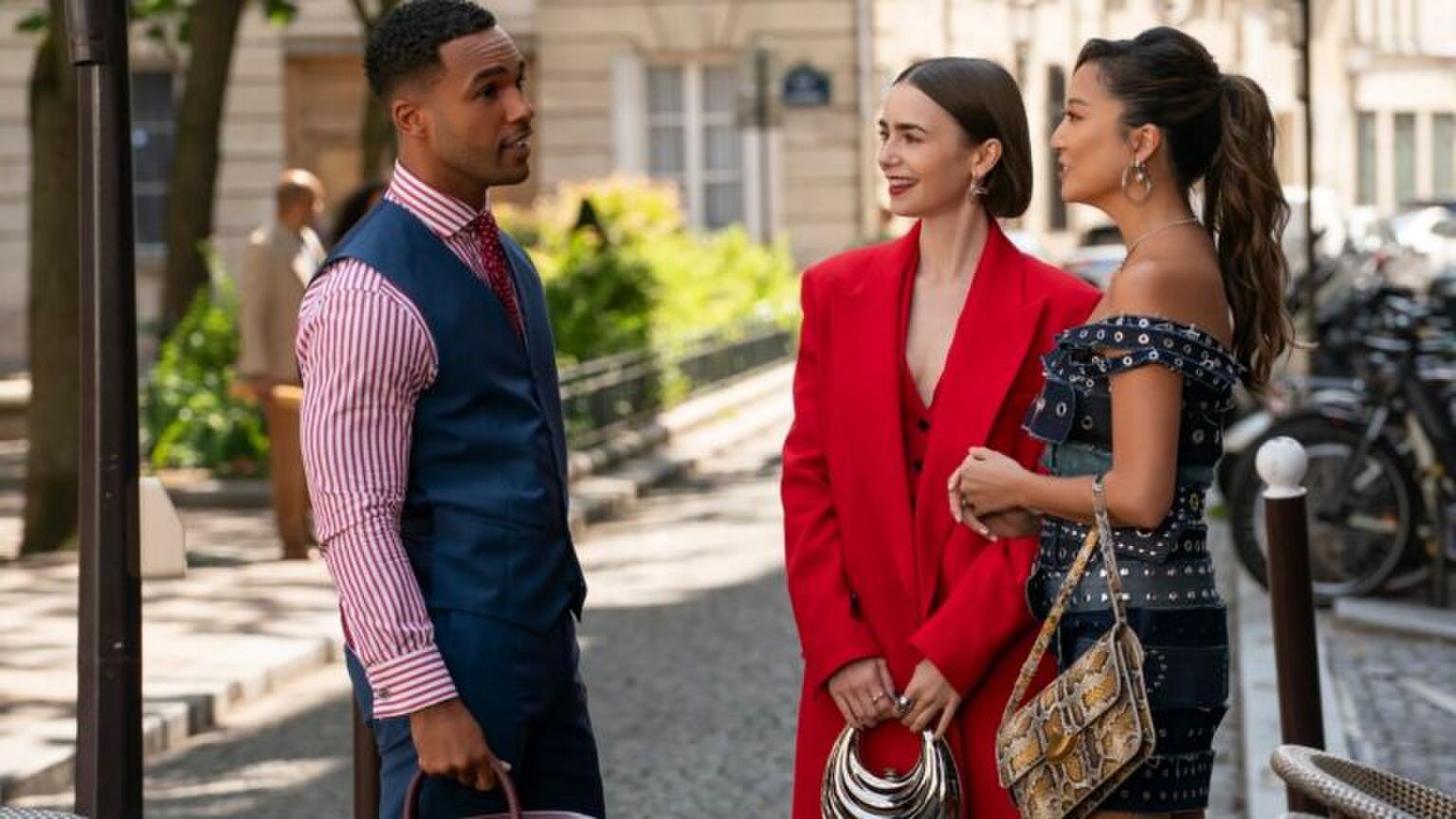 Emily die in gesprek is met andere.