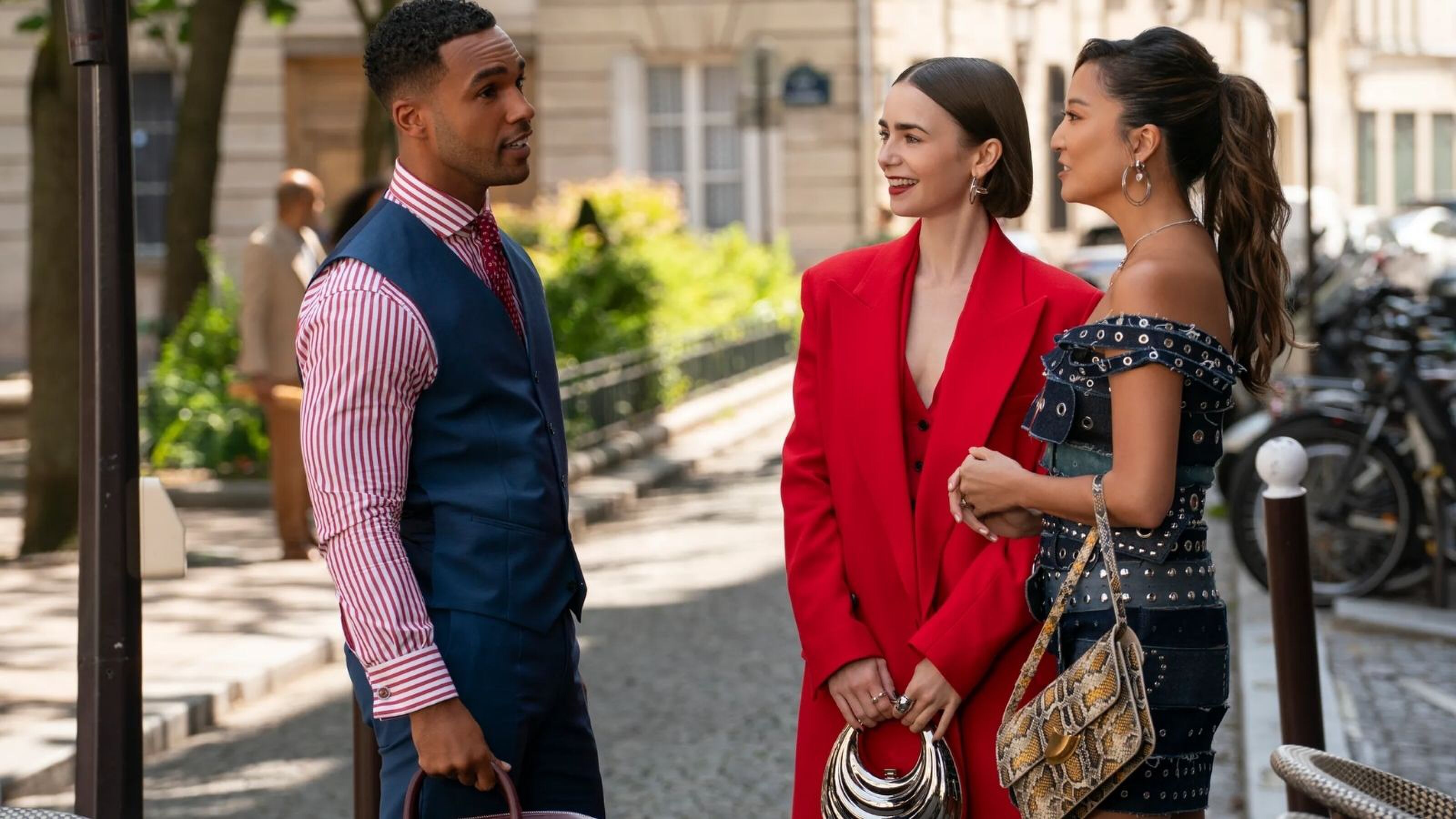 Emily die in gesprek is met andere.