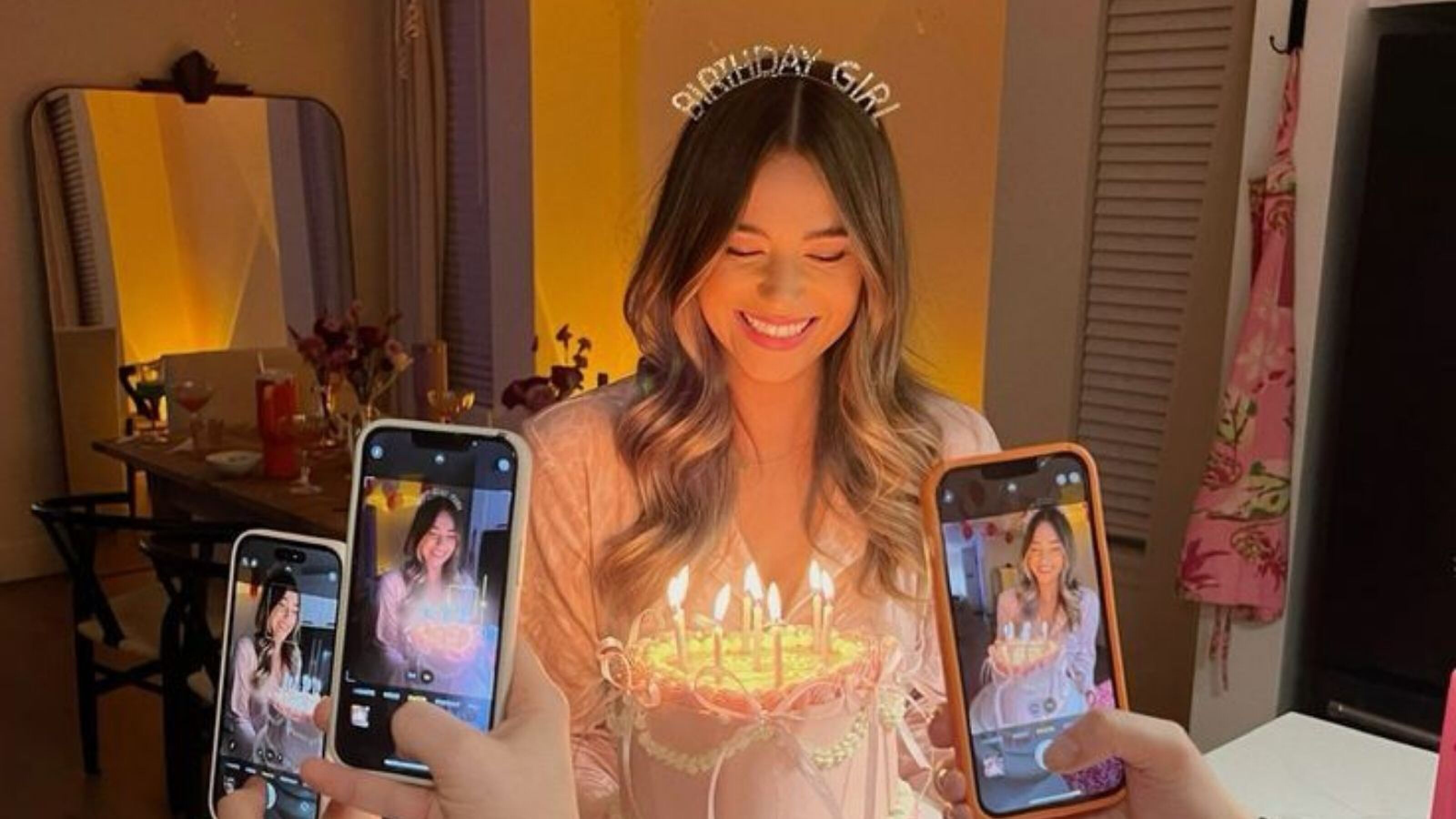 Meisje met een taart in haar handen.