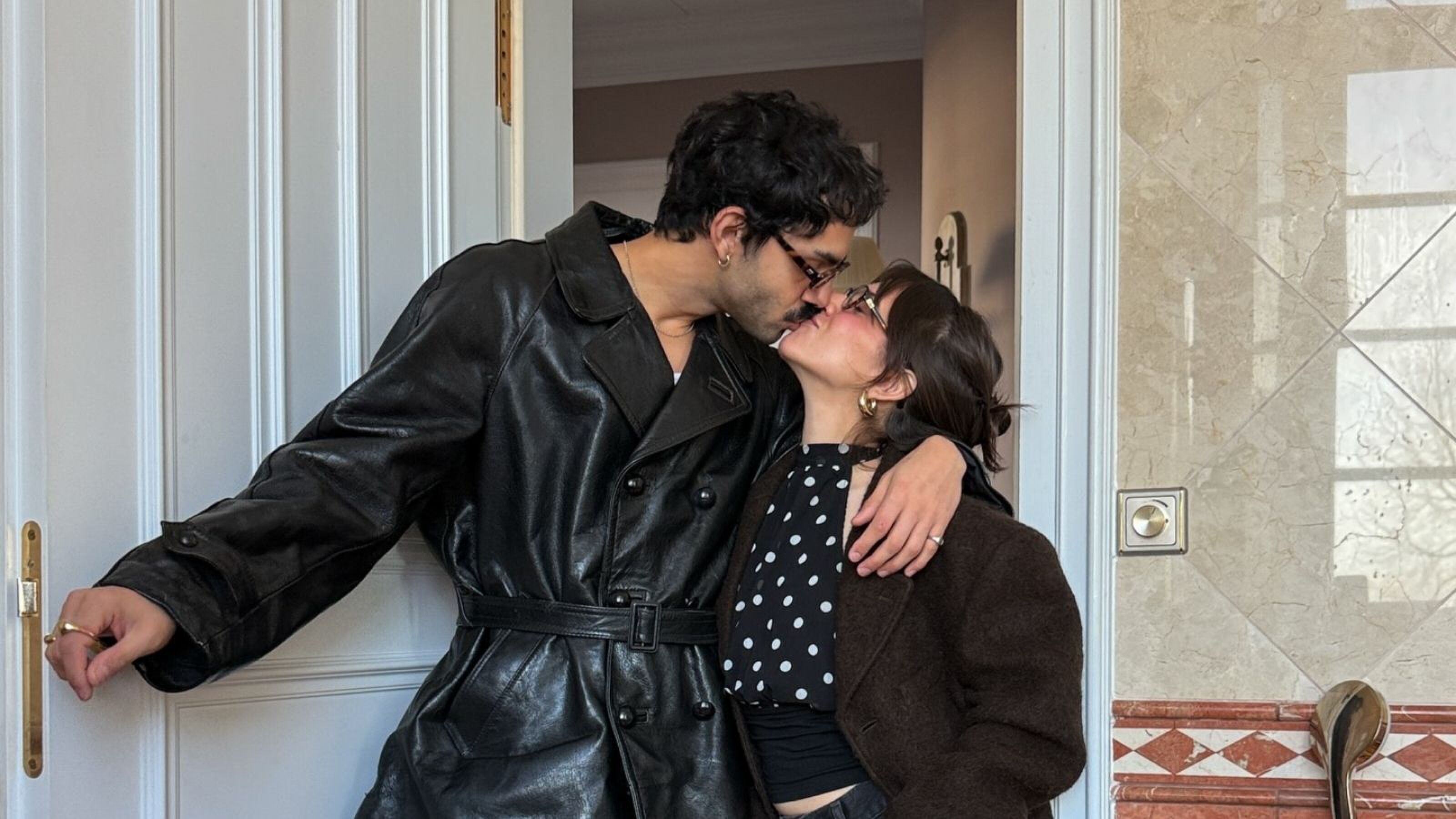 Een koppel kust elkaar.