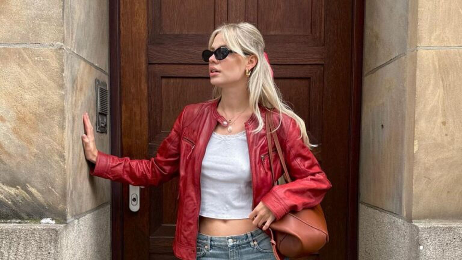 Meisje in een rood jasje.