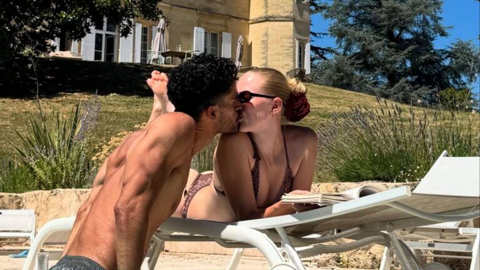 Een koppel kust elkaar.