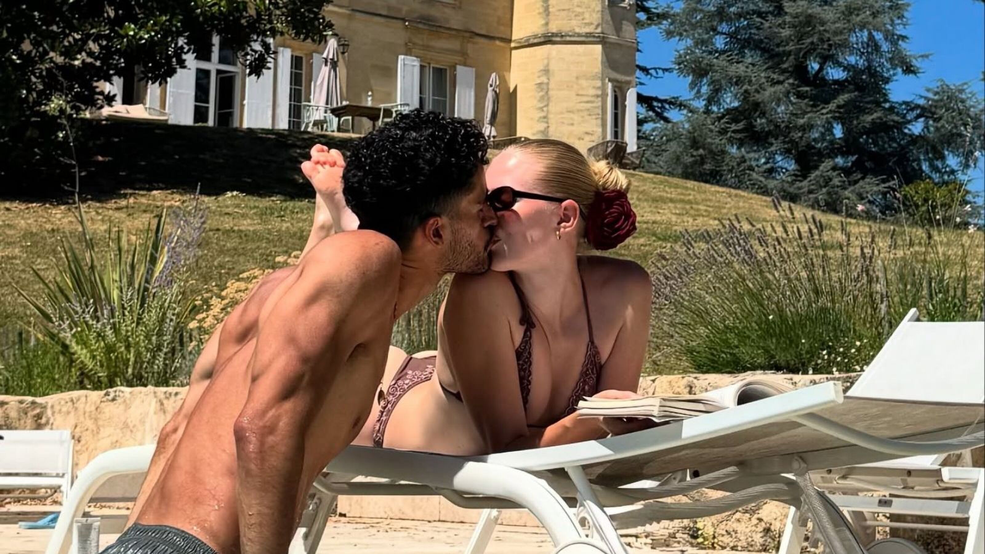 Een koppel kust elkaar.